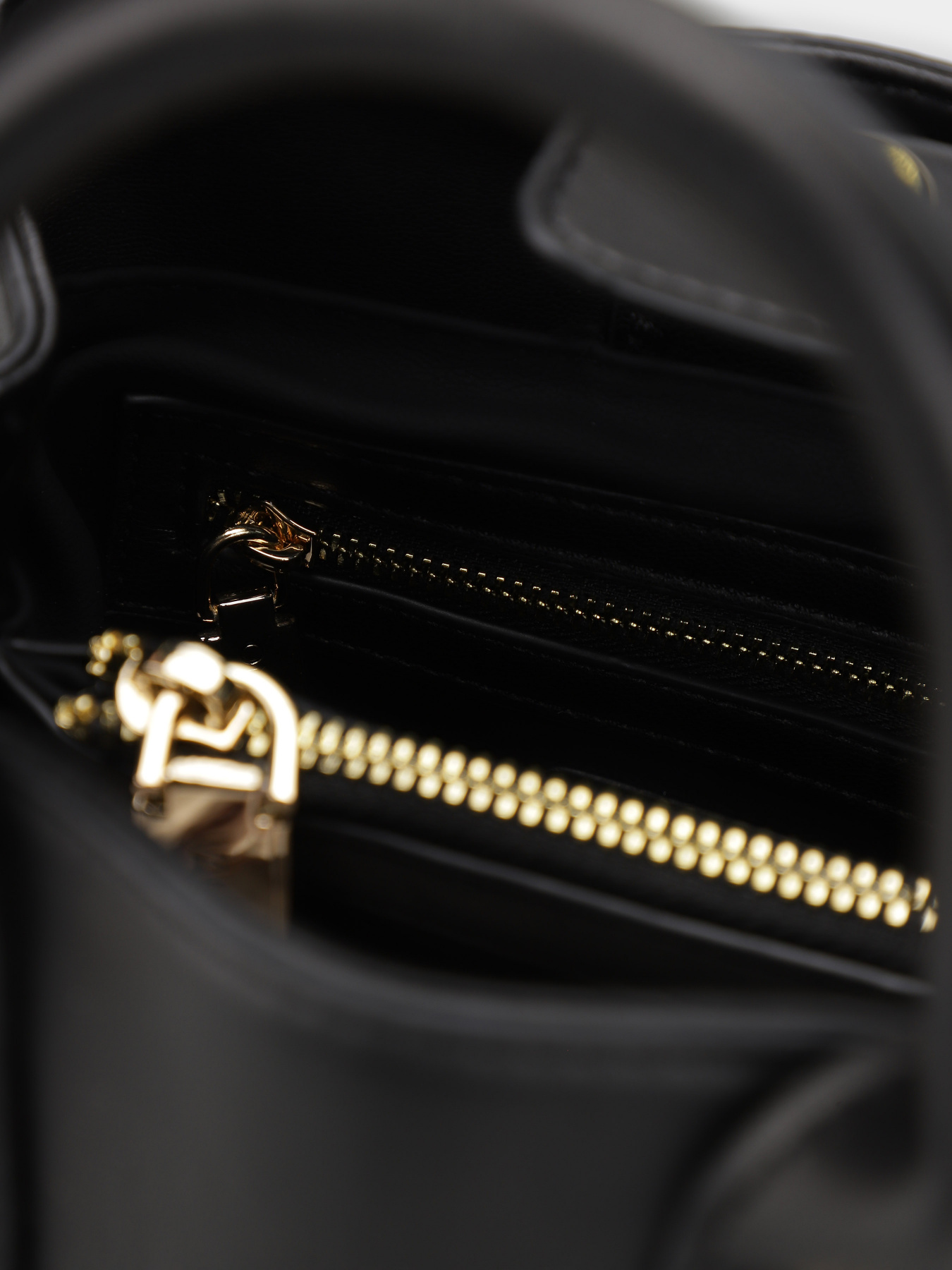 Сумки Valentino Chamonix модель VBS7GF04 001 Фото