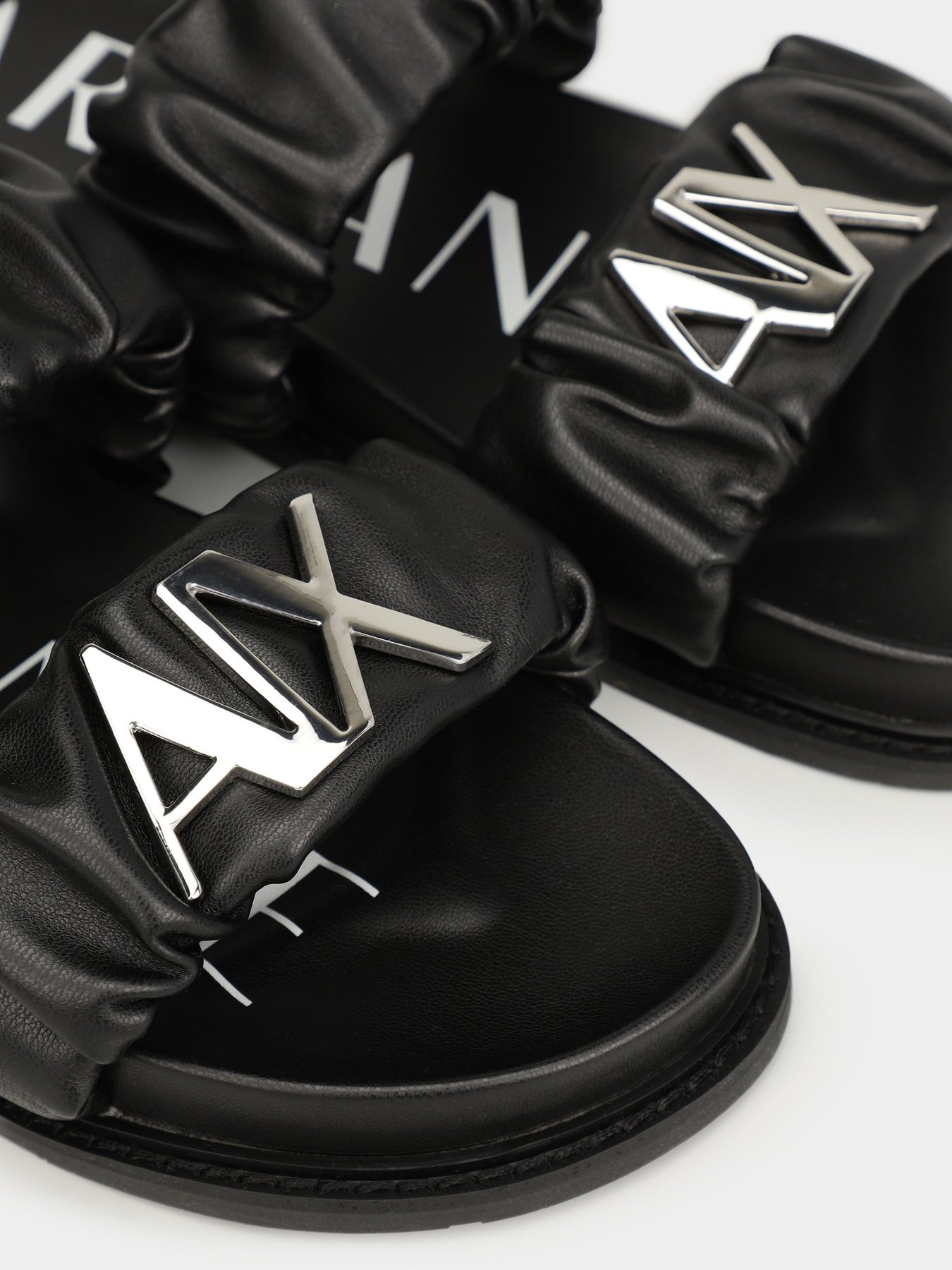 Шлёпанцы Armani Exchange модель XDP040-XV705-N763 Фото