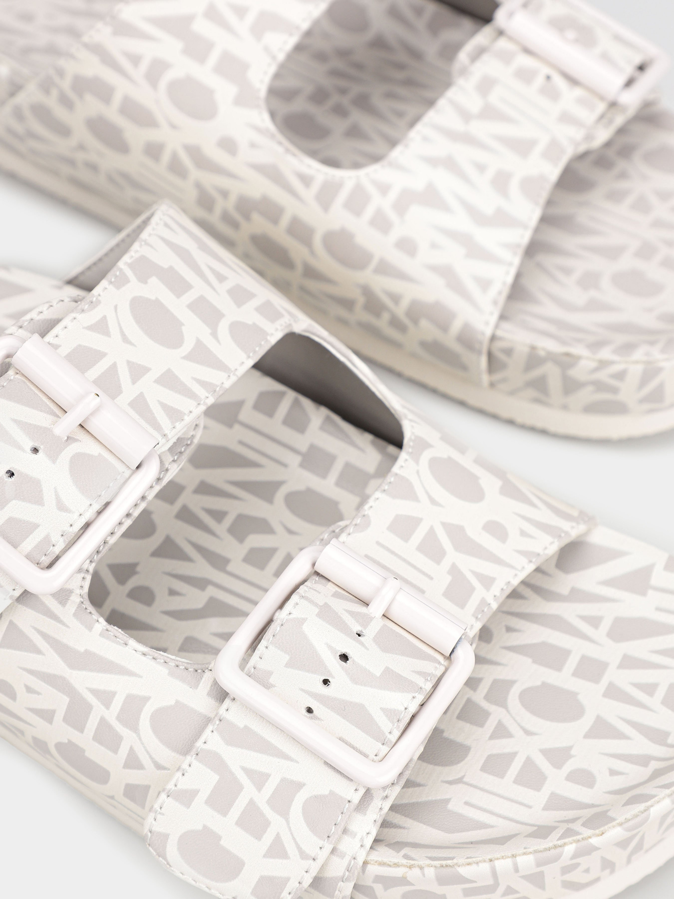 Шлёпанцы Armani Exchange модель XDP031-XV683-S054 Фото