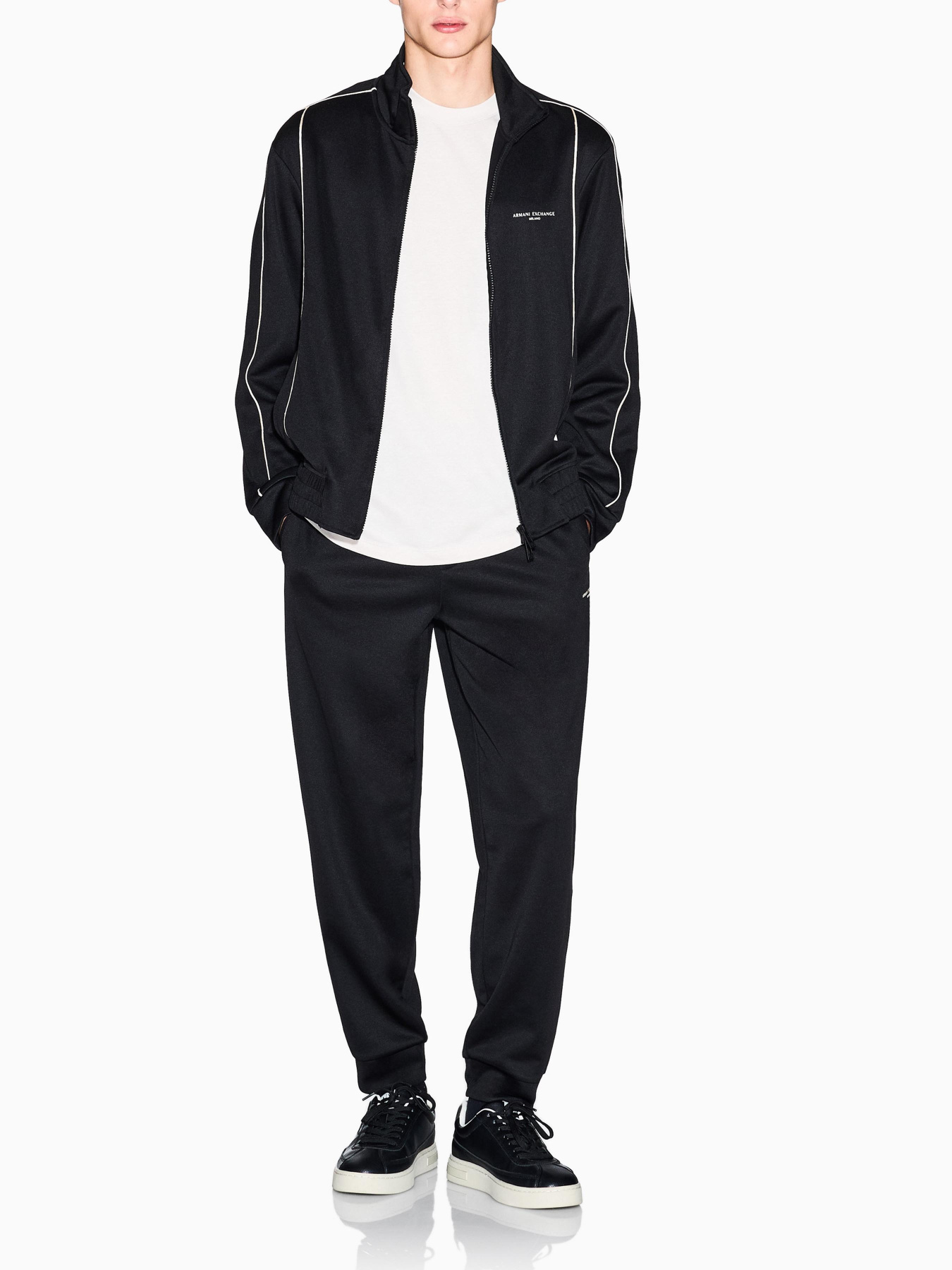 Брюки Armani Exchange модель XM001358-AF16278-UC001 Фото