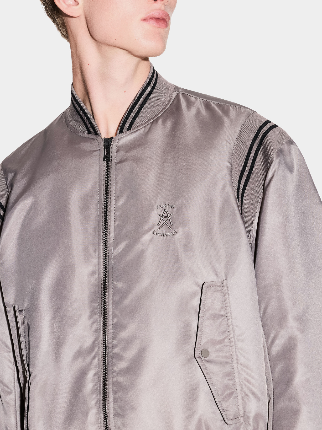 Куртки и дубленки Armani Exchange модель XM002017-AF19828-U6107 Фото