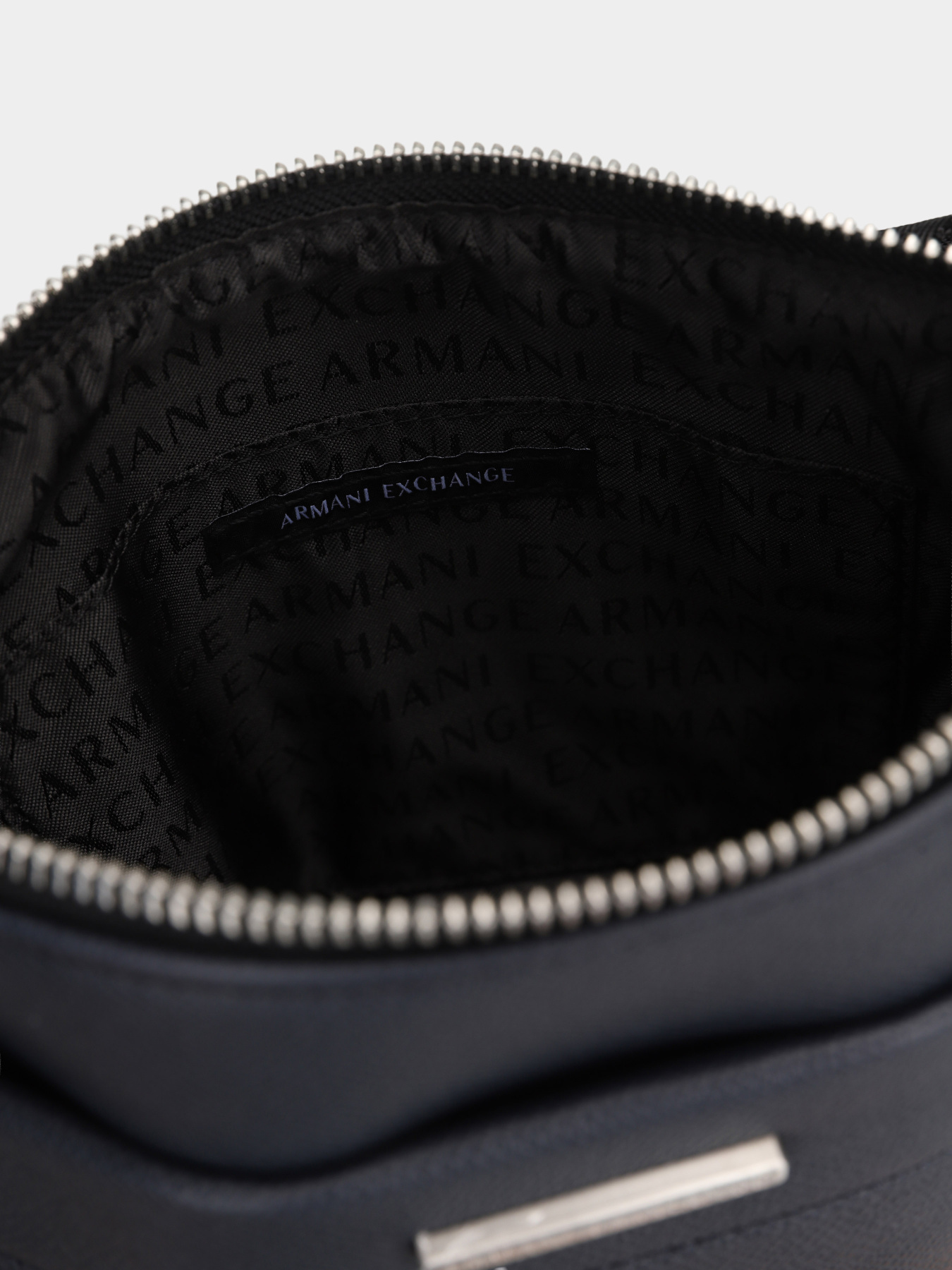 Сумки Armani Exchange модель XM002039-AF19931-UB100 Фото