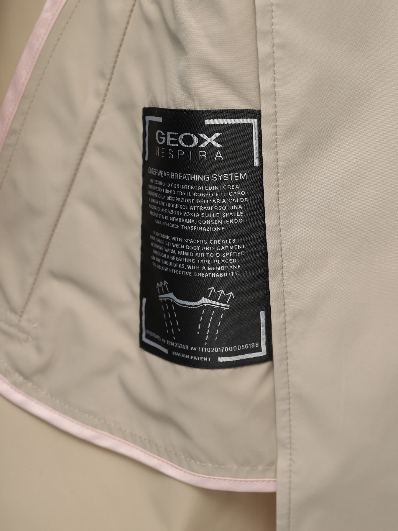 Пальто и плащи Geox Soleil модель W3522N-T2611-F5241 Пальто и плащи Geox Soleil модель W3522N-T2611-F5241 Фото