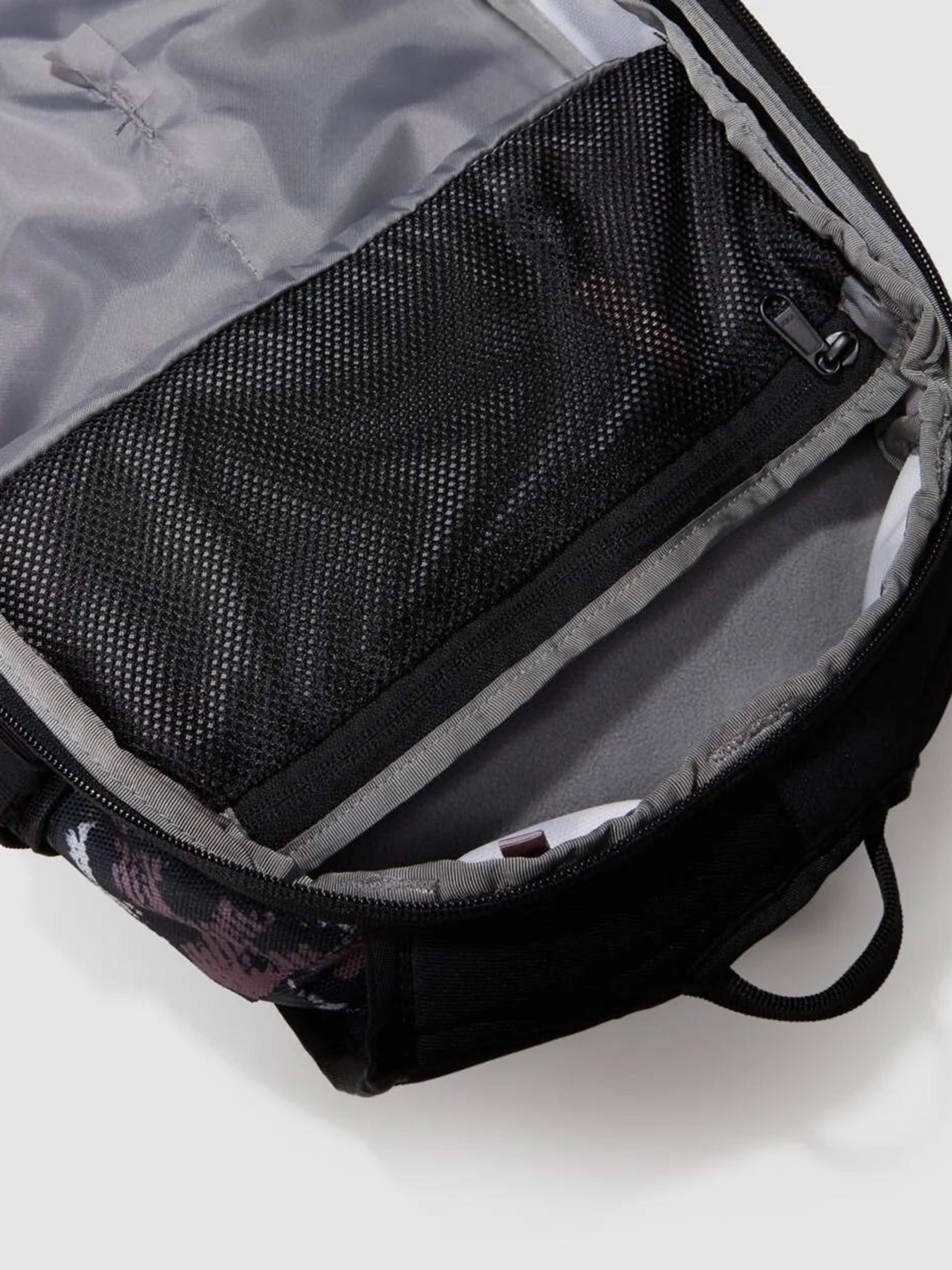 Рюкзаки The North Face Slackpack 20L модель NF0A4VPUO5Q1 Рюкзаки The North Face Slackpack 20L модель NF0A4VPUO5Q1 Фото