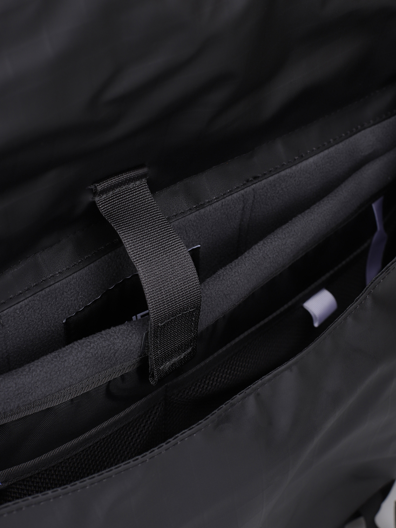 Сумки The North Face Base Camp Voyager 12 L модель NF0A81DP53R1 Сумки The North Face Base Camp Voyager 12 L модель NF0A81DP53R1 Фото
