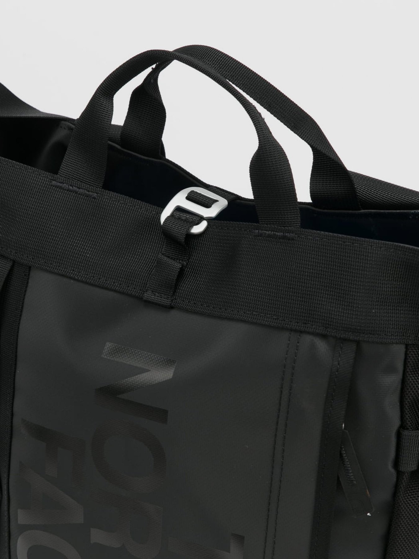 Дорожні сумки та валізи The North Face Base Camp Tote модель NF0A3KX2KX71 Фото