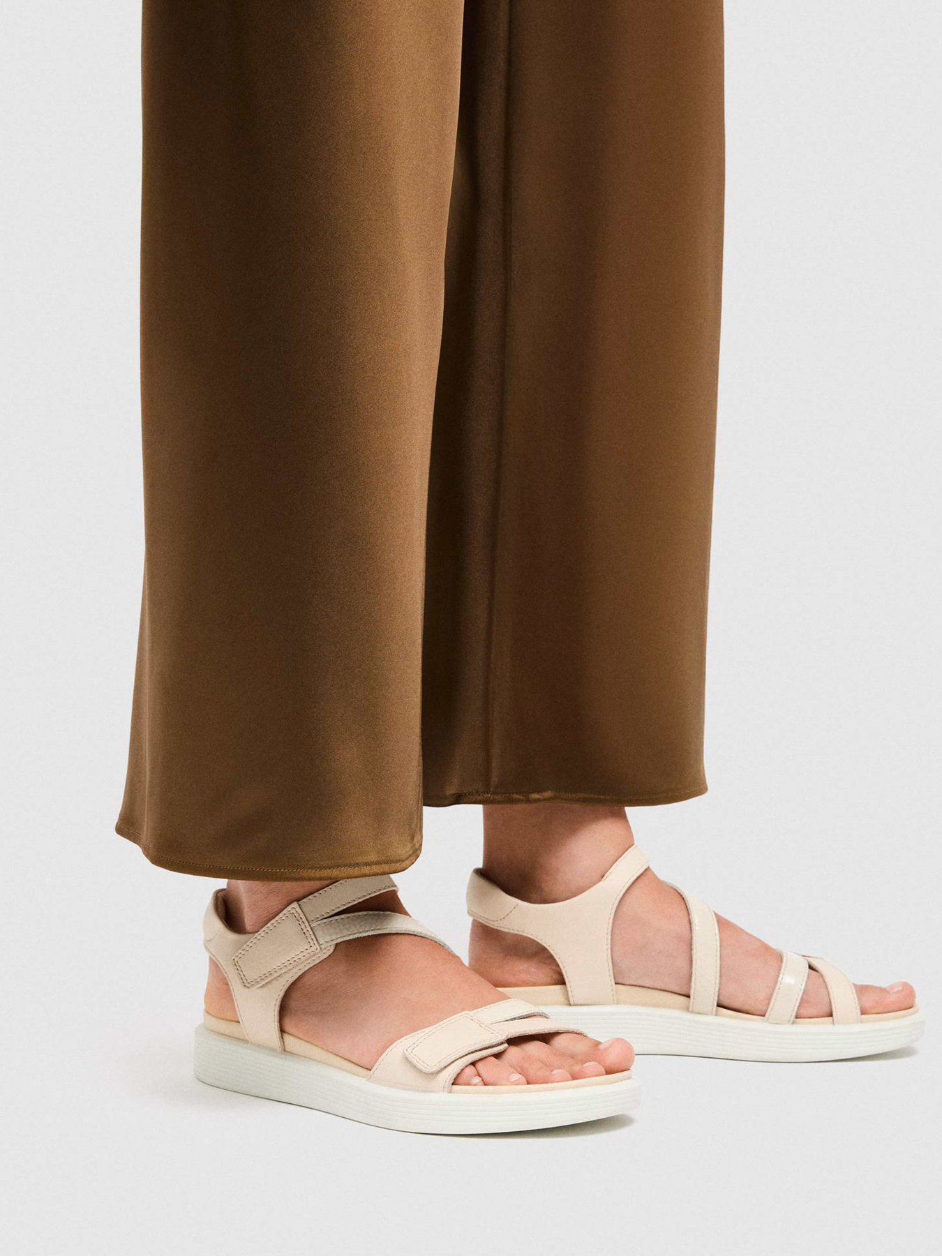 Сандалии ECCO SOFT SANDAL W модель 23880359113 Фото