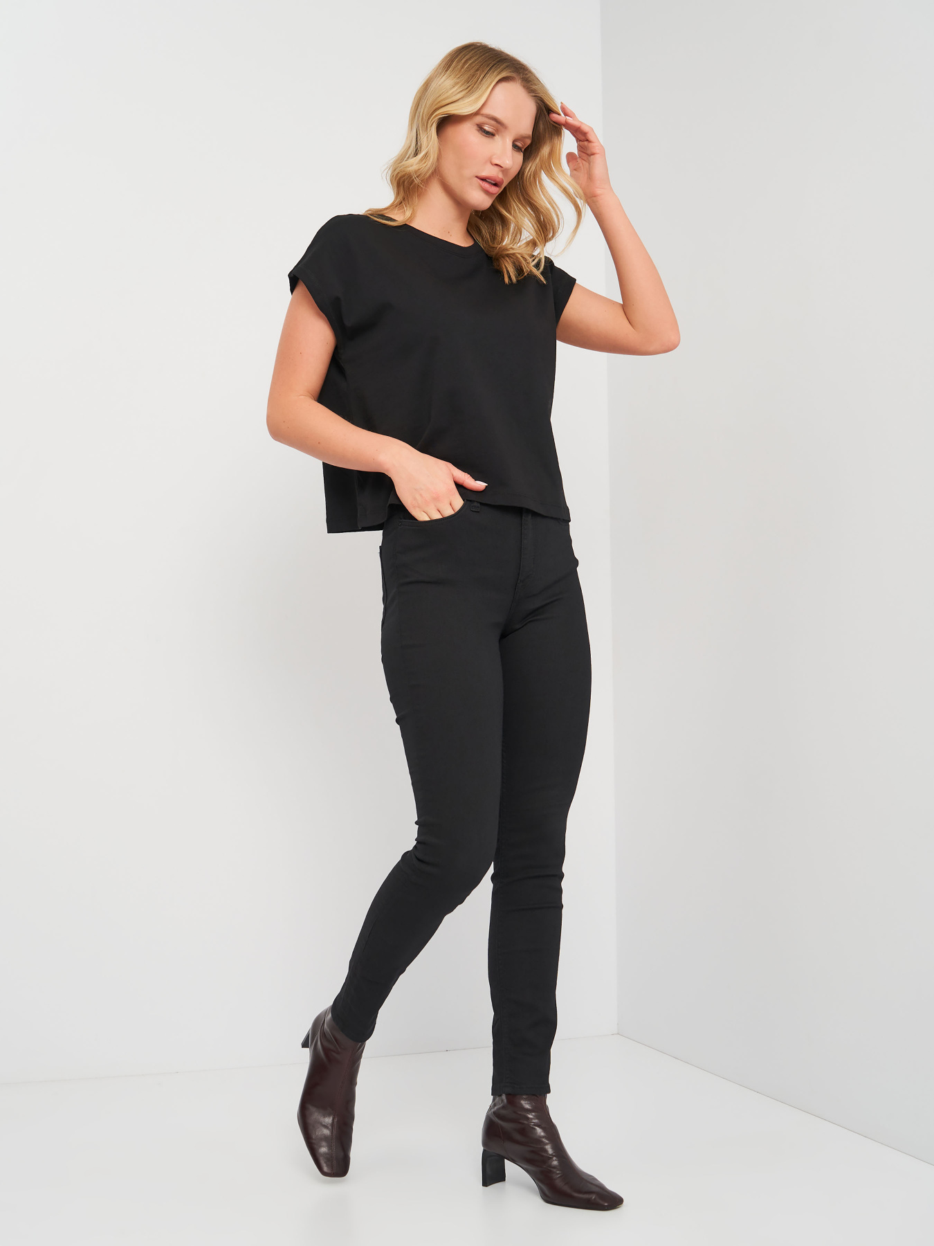 Джинсы Weekday модель 36384 Фото