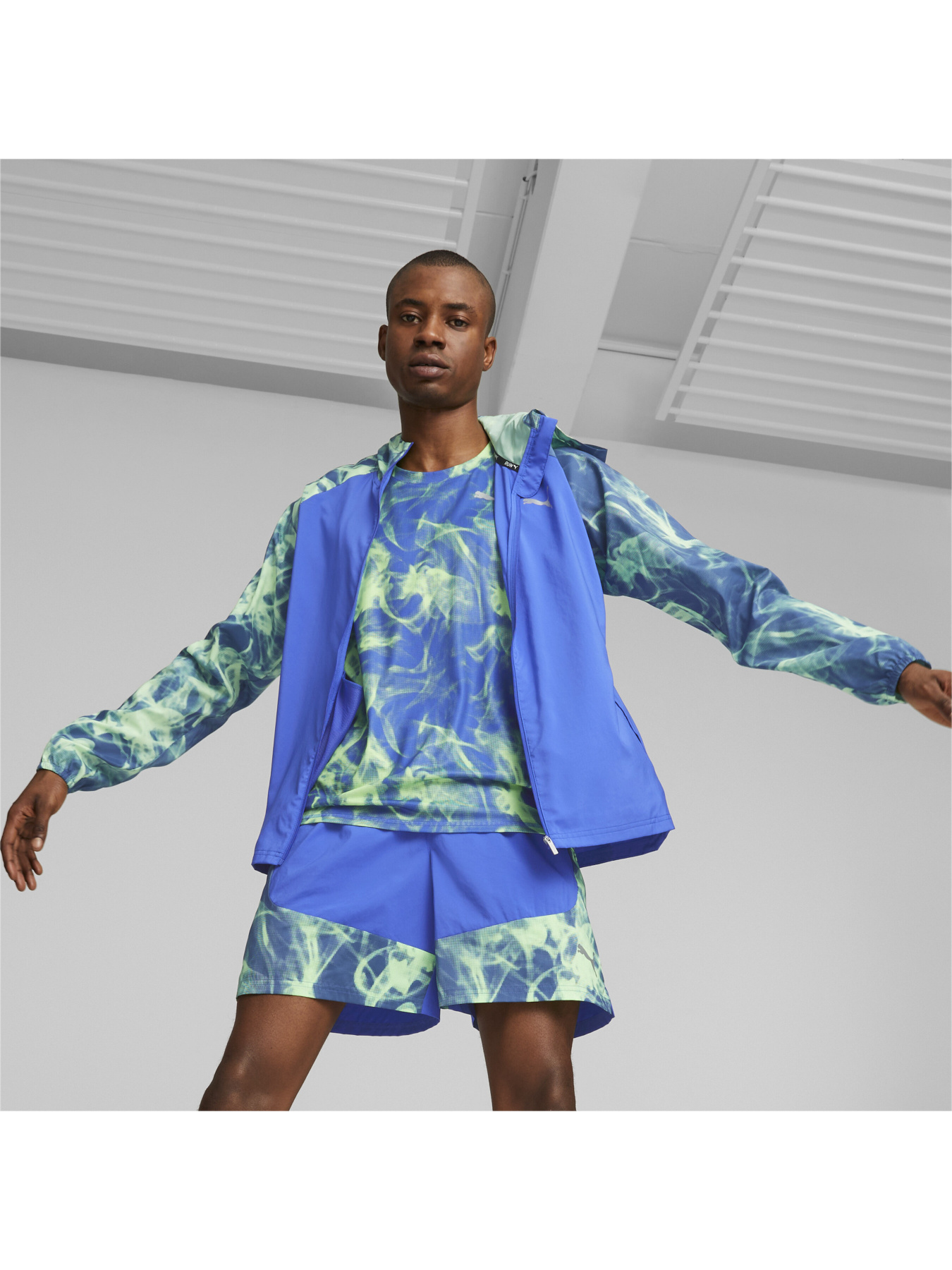 Куртки та дублянки PUMA Run Fav Aop Woven Jacket модель 523389 Фото