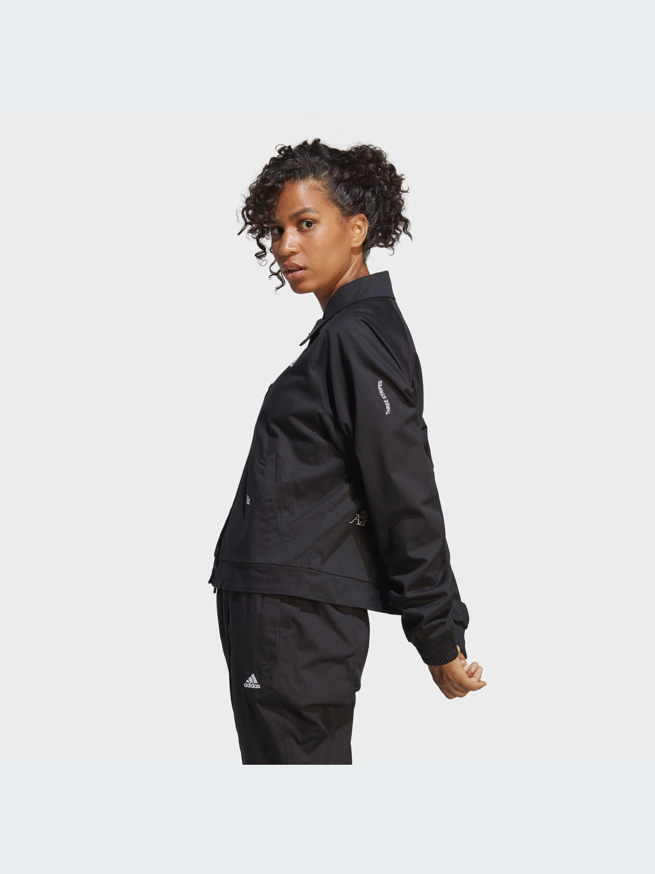 Куртки та дублянки Adidas Graphics модель IC0800 Куртки та дублянки Adidas Graphics модель IC0800 Фото
