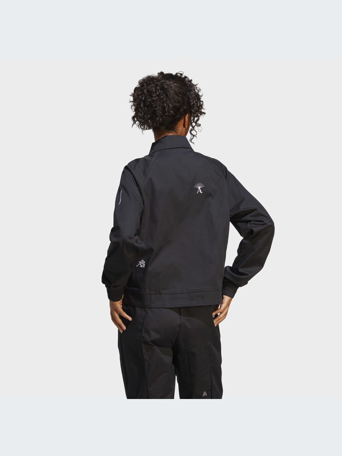 Куртки та дублянки Adidas Graphics модель IC0800 Куртки та дублянки Adidas Graphics модель IC0800 Фото