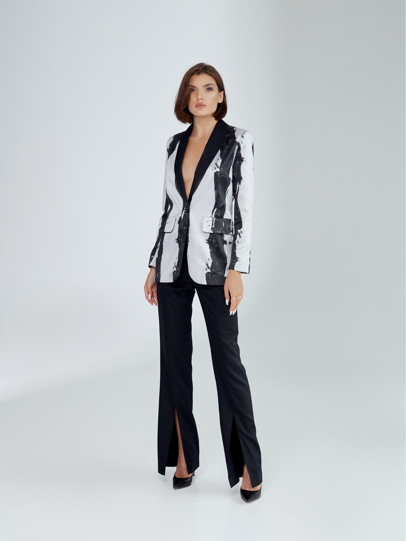 Костюми Anais Gose Cassiopeia модель suit.cassiopeia.black.white.001 Фото