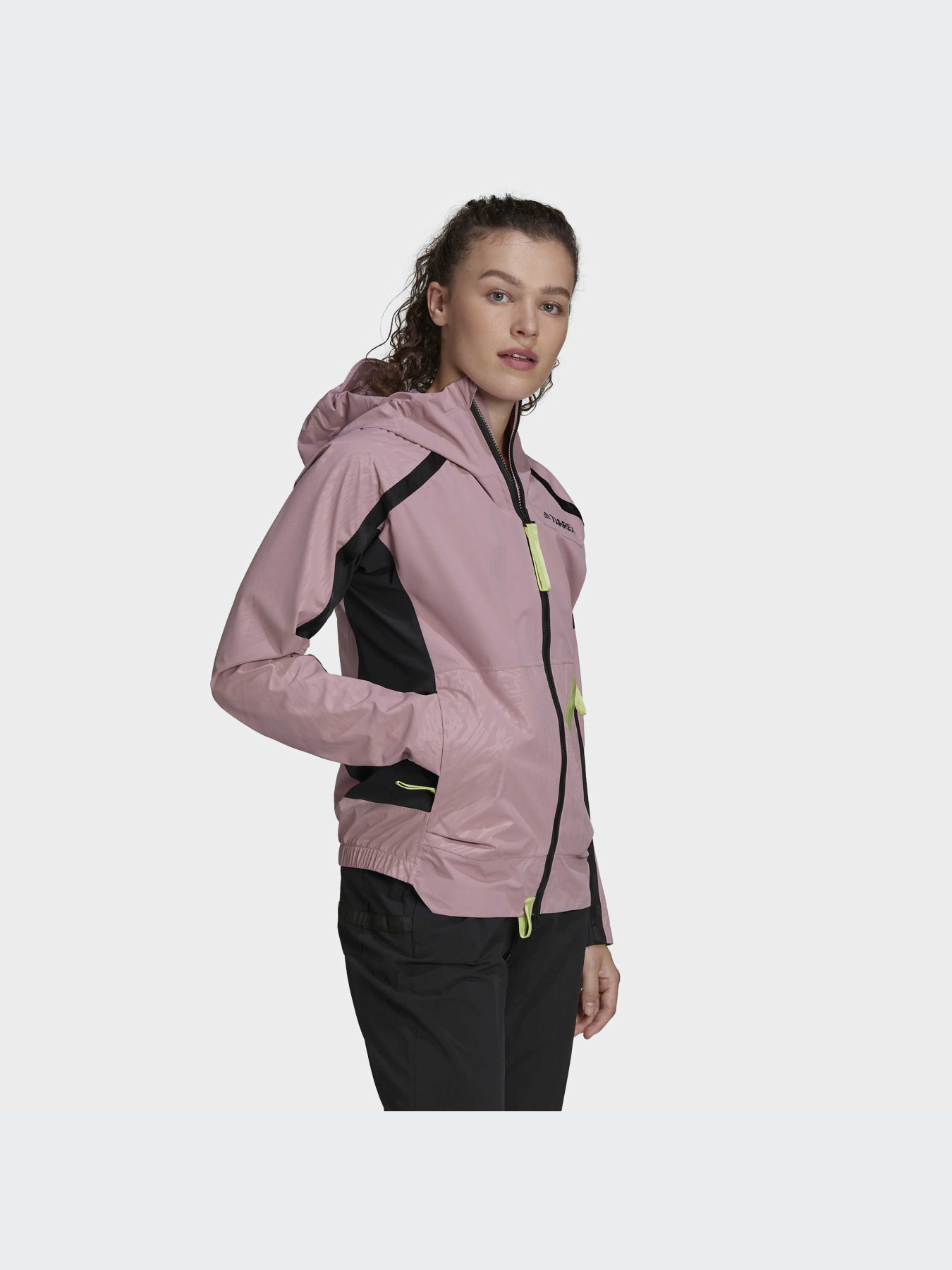 Куртки та дублянки Adidas модель HB0013 Куртки та дублянки Adidas модель HB0013 Фото