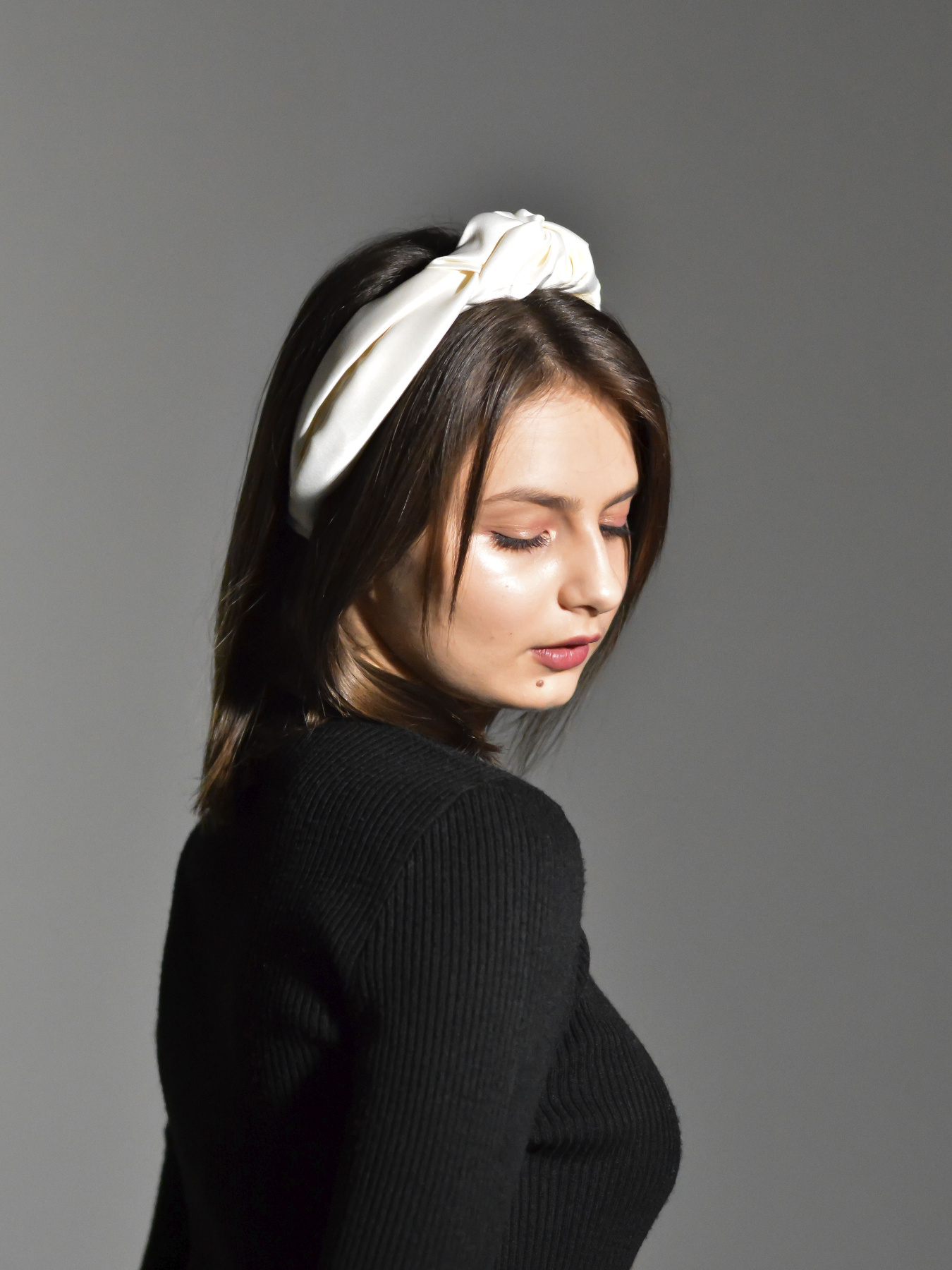 Обруч для волос MyScarf белый one size атлас з узлом вверху MyScarf модель mp19616114 Обруч для волос MyScarf белый one size атлас з узлом вверху MyScarf модель mp19616114 Фото