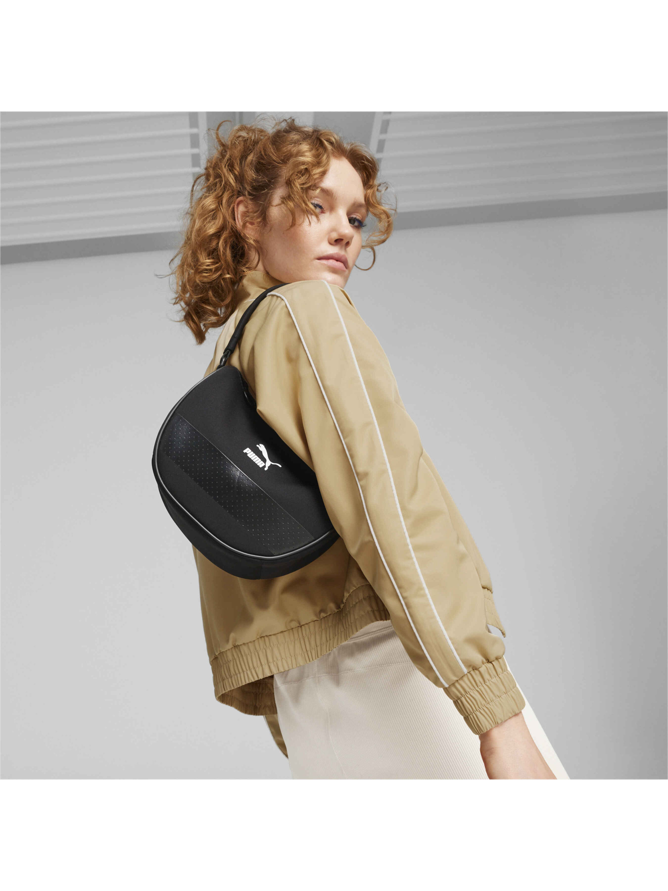 Сумки PUMA Classics Seas. Half Moon Bag модель 090382 Сумки PUMA Classics Seas. Half Moon Bag модель 090382 Фото