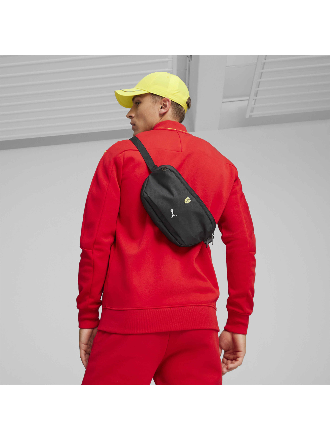 Сумки PUMA Ferrari Race Waist Bag модель 090294 Сумки PUMA Ferrari Race Waist Bag модель 090294 Фото