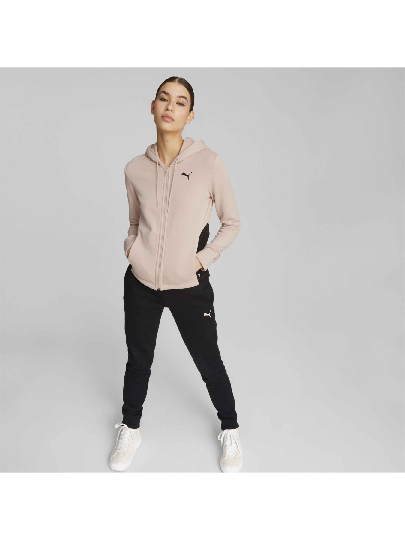 Костюмы PUMA Classic Hooded Tracksuit модель 670022 Костюмы PUMA Classic Hooded Tracksuit модель 670022 Фото
