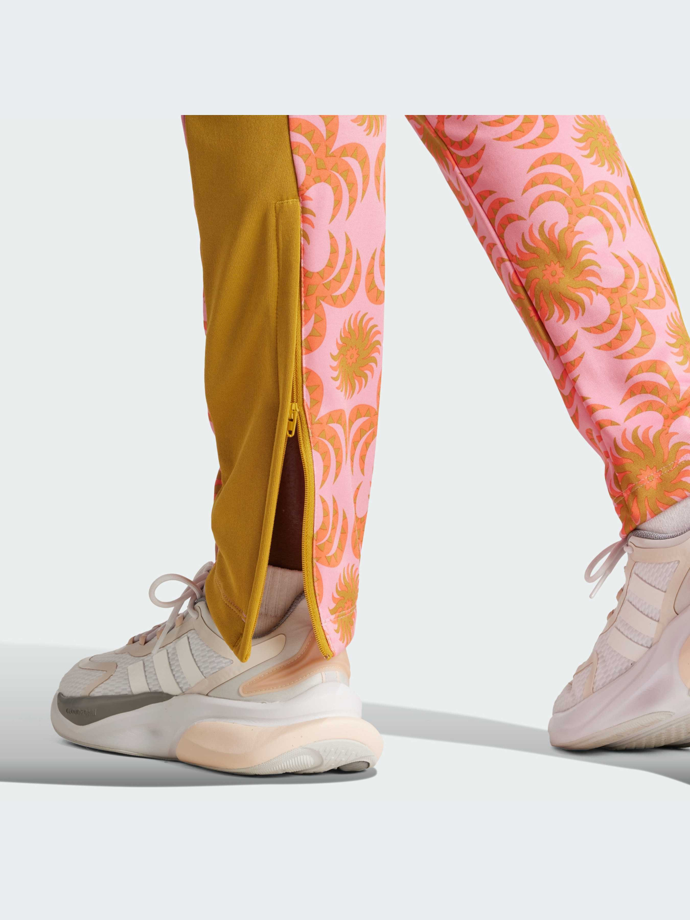 Брюки Adidas модель IQ4493 Брюки Adidas модель IQ4493 Фото