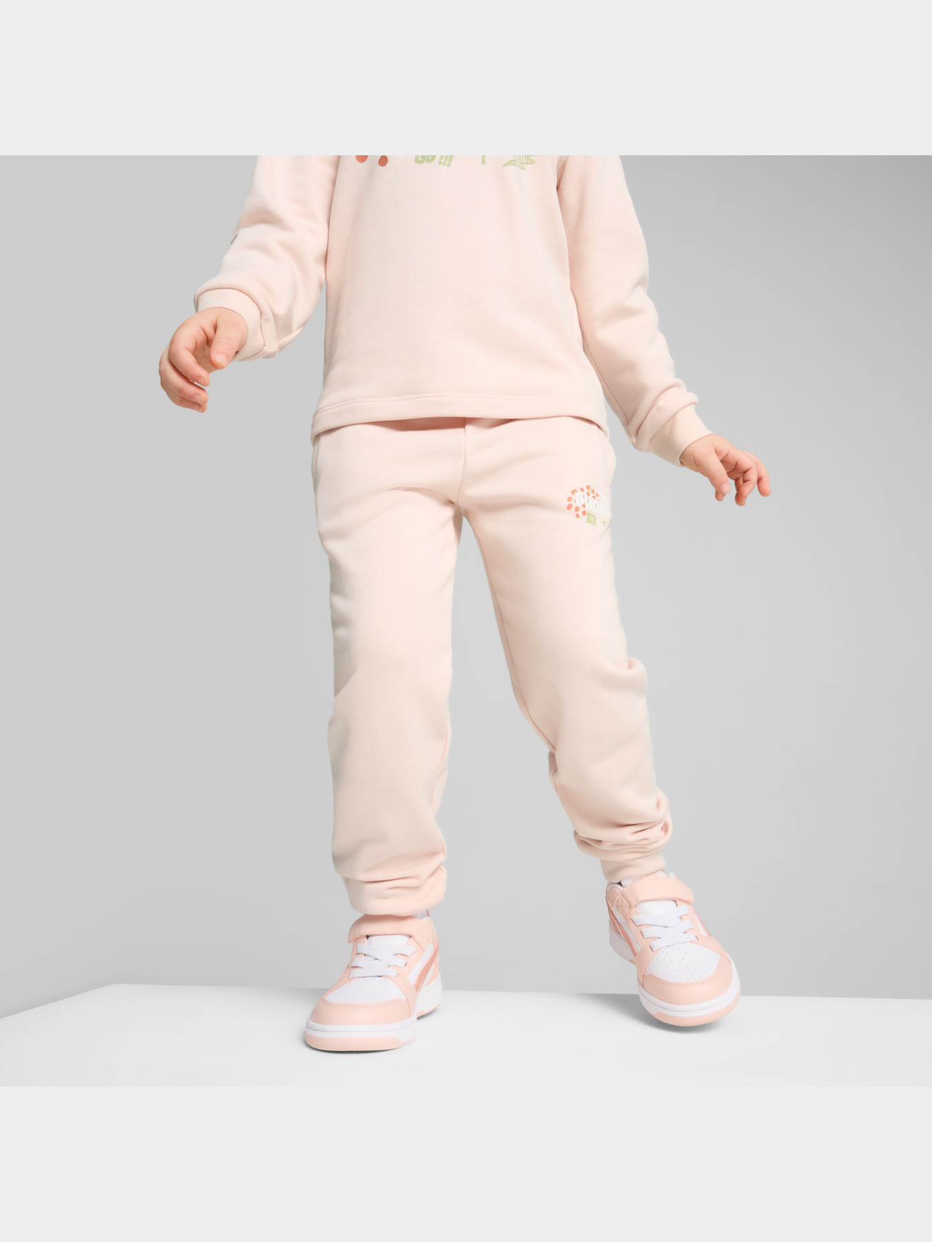 Брюки PUMA Ess+ Fc Sweatpants модель 681884 Брюки PUMA Ess+ Fc Sweatpants модель 681884 Фото
