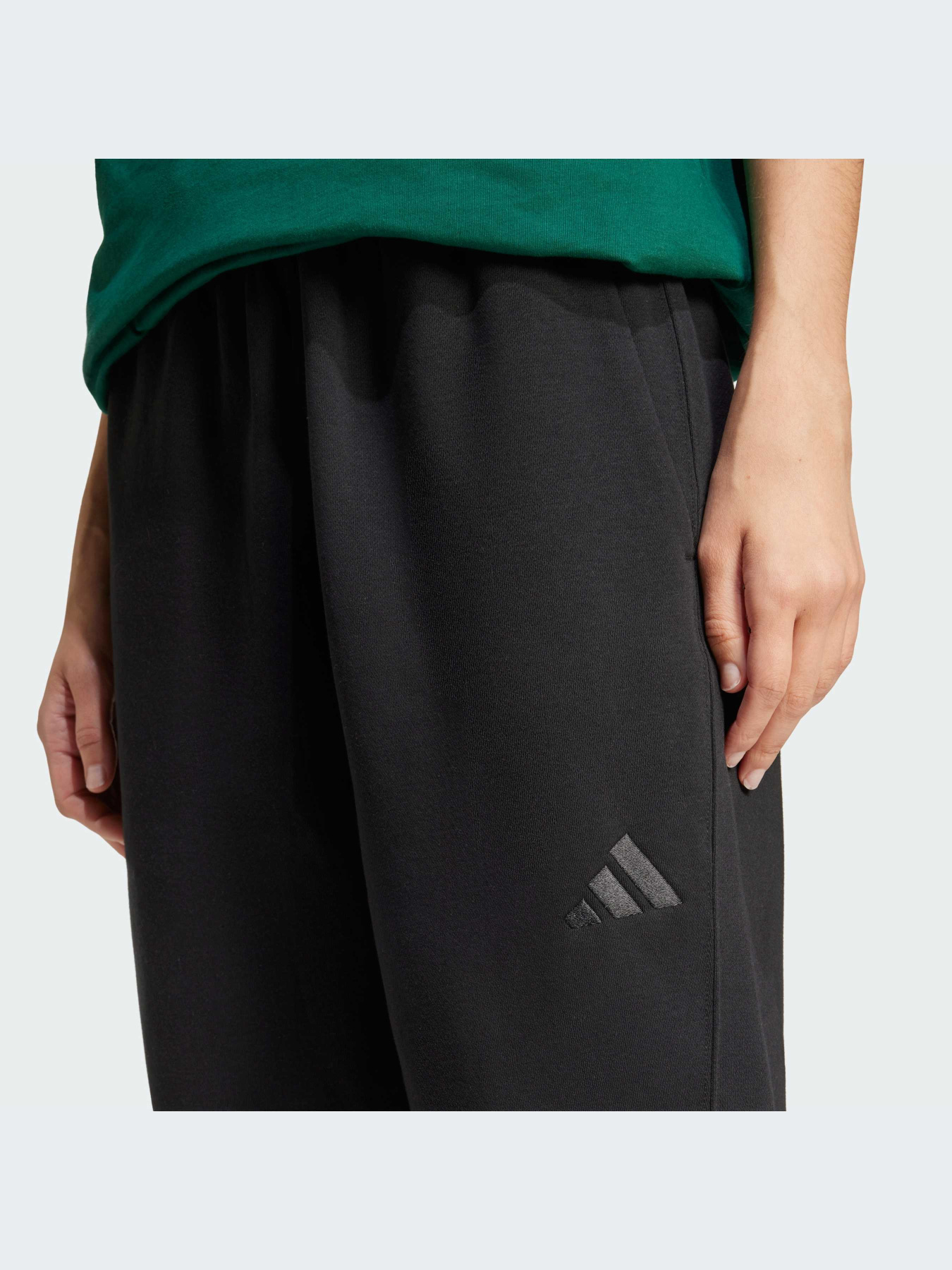 Брюки Adidas модель IW1024 Брюки Adidas модель IW1024 Фото