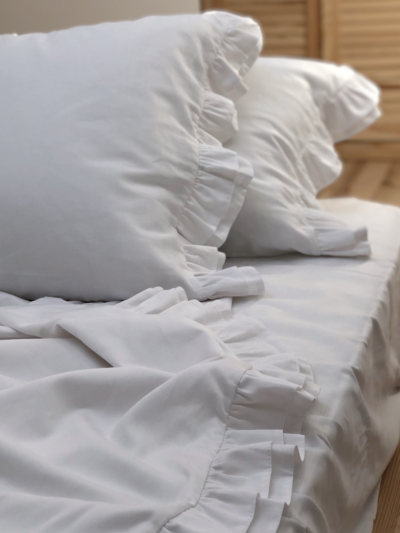 Комплект постільної білизни з рюшами білий Cozy модель 8047948 Фото