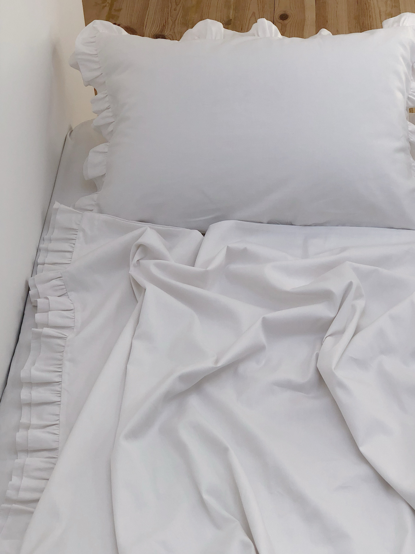Комплект постільної білизни з рюшами білий Cozy модель 8047948 Фото