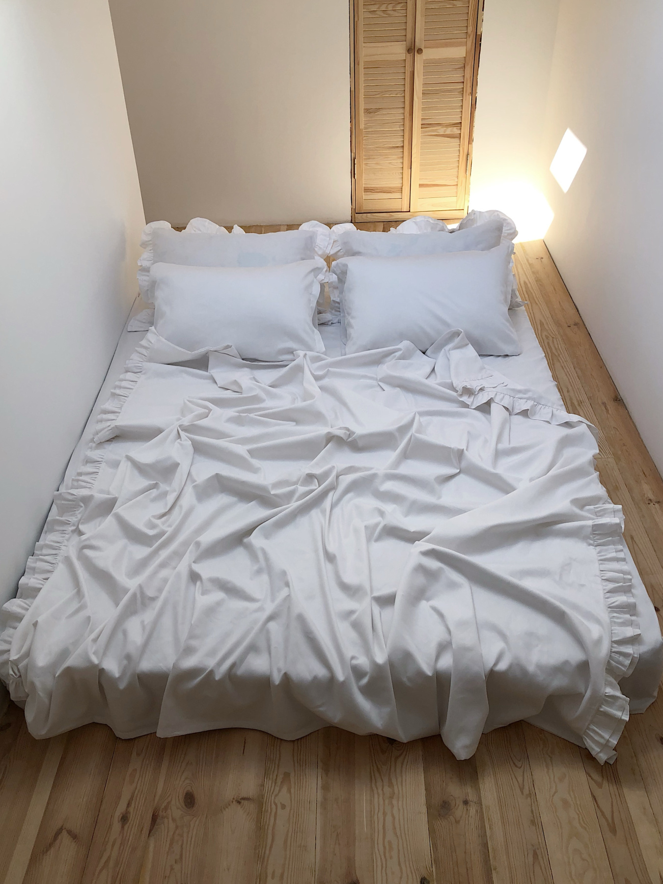 Комплект постільної білизни з рюшами білий Cozy модель 8047948 Фото