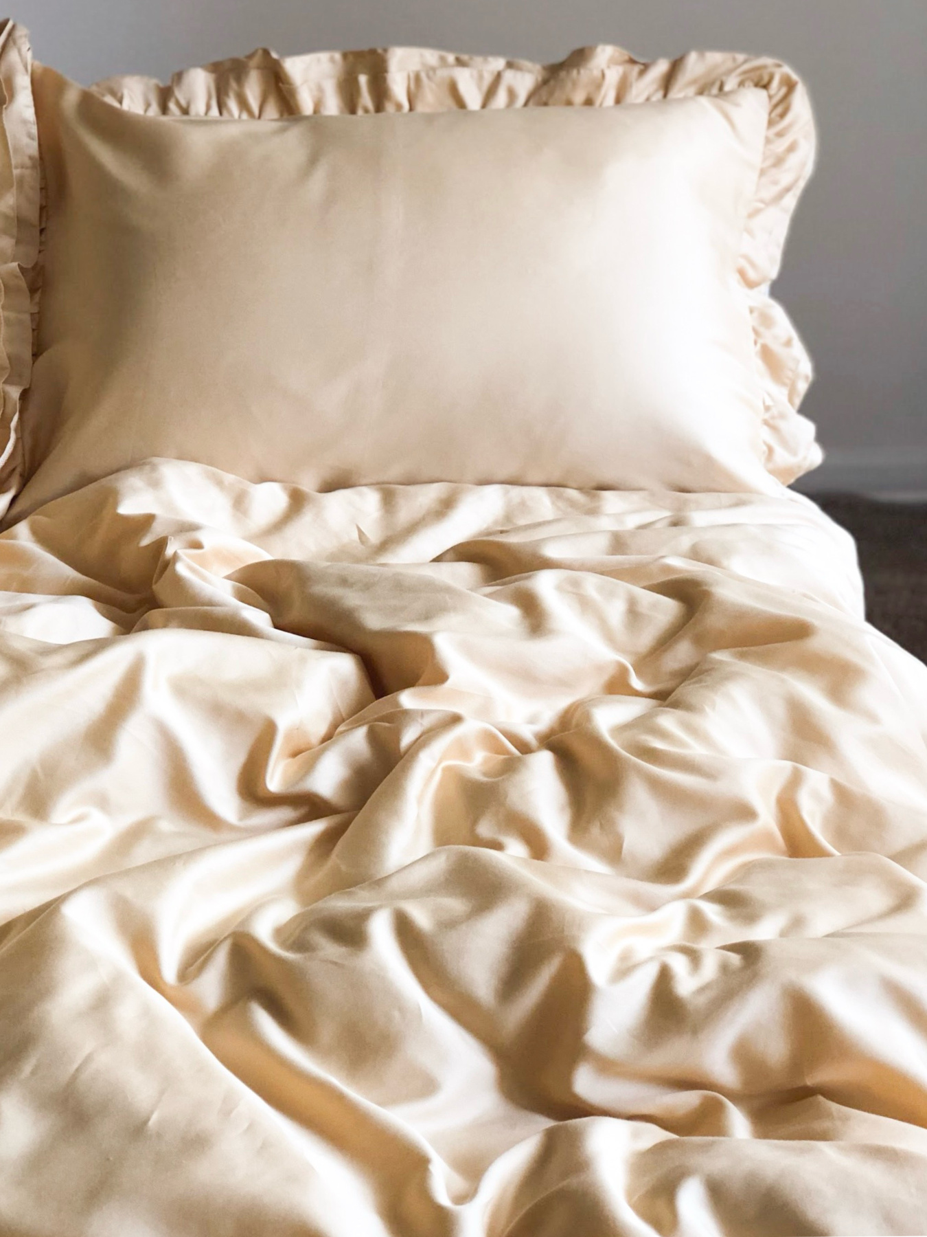 Комплект постільної білизни з рюшами золотий Cozy модель 8047896 Фото