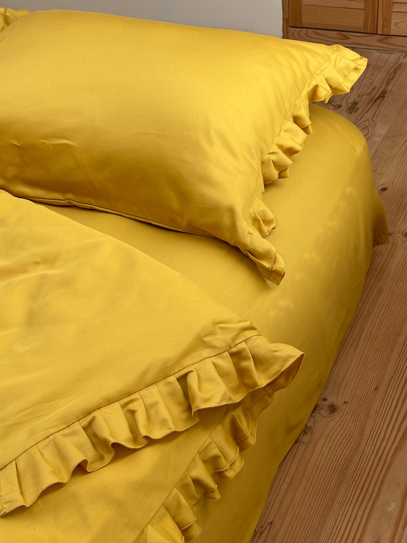 Комплект постільної білизни з рюшами медовий Cozy модель 9827709 Фото