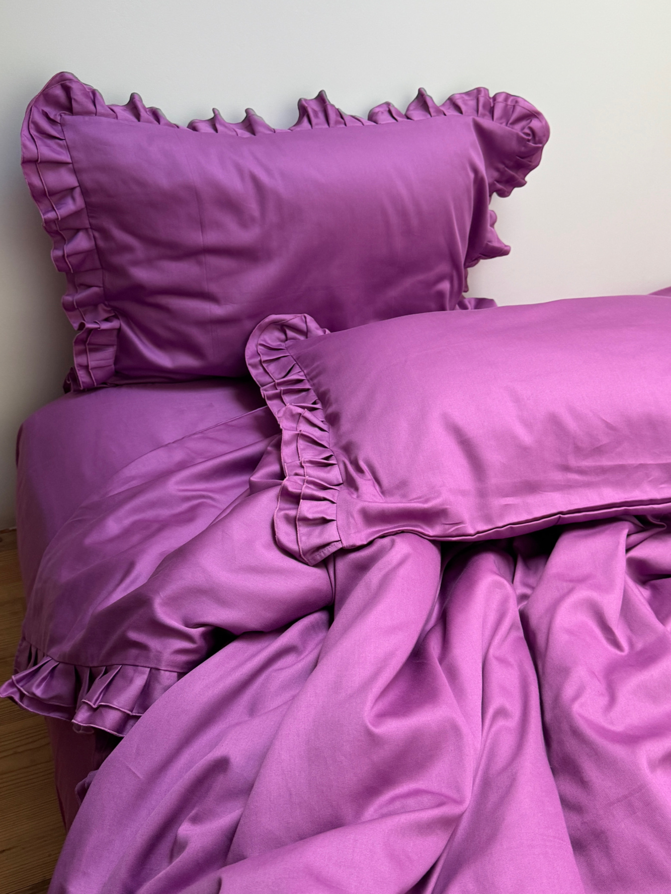 Комплект постільної білизни з рюшами ягідний Cozy модель 9557970 Фото