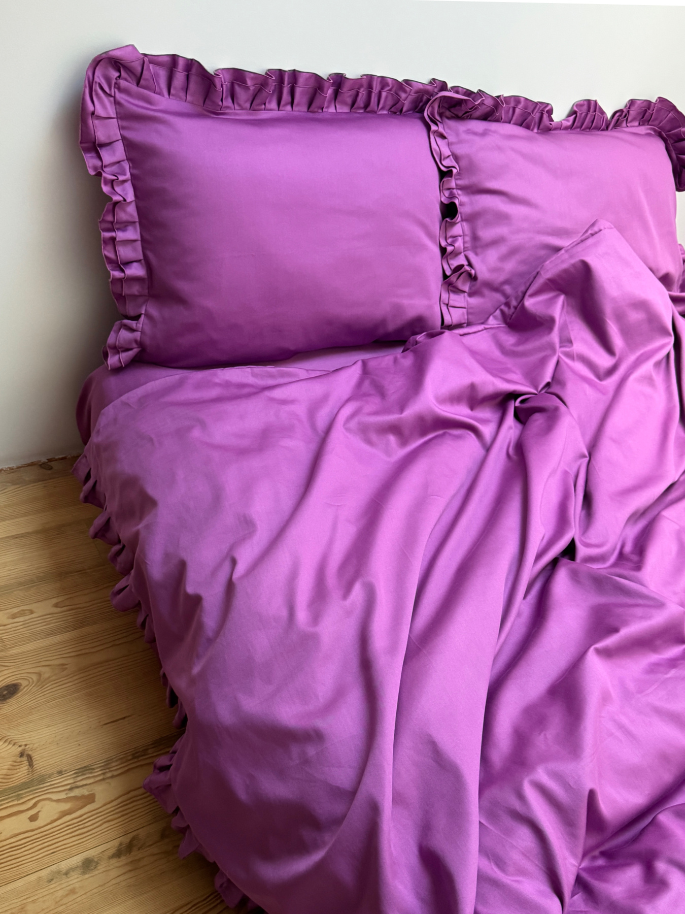 Комплект постільної білизни з рюшами ягідний Cozy модель 9557970 Фото