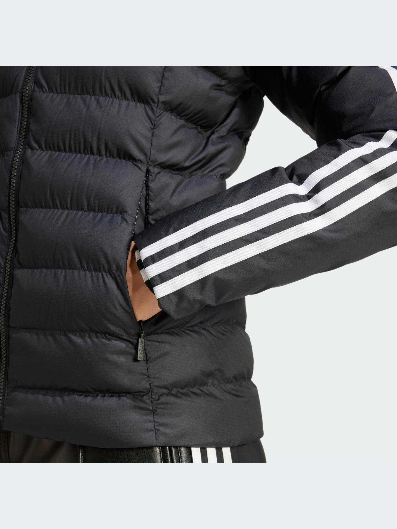 Куртки и дубленки Adidas Adicolor модель IW5849 Куртки и дубленки Adidas Adicolor модель IW5849 Фото
