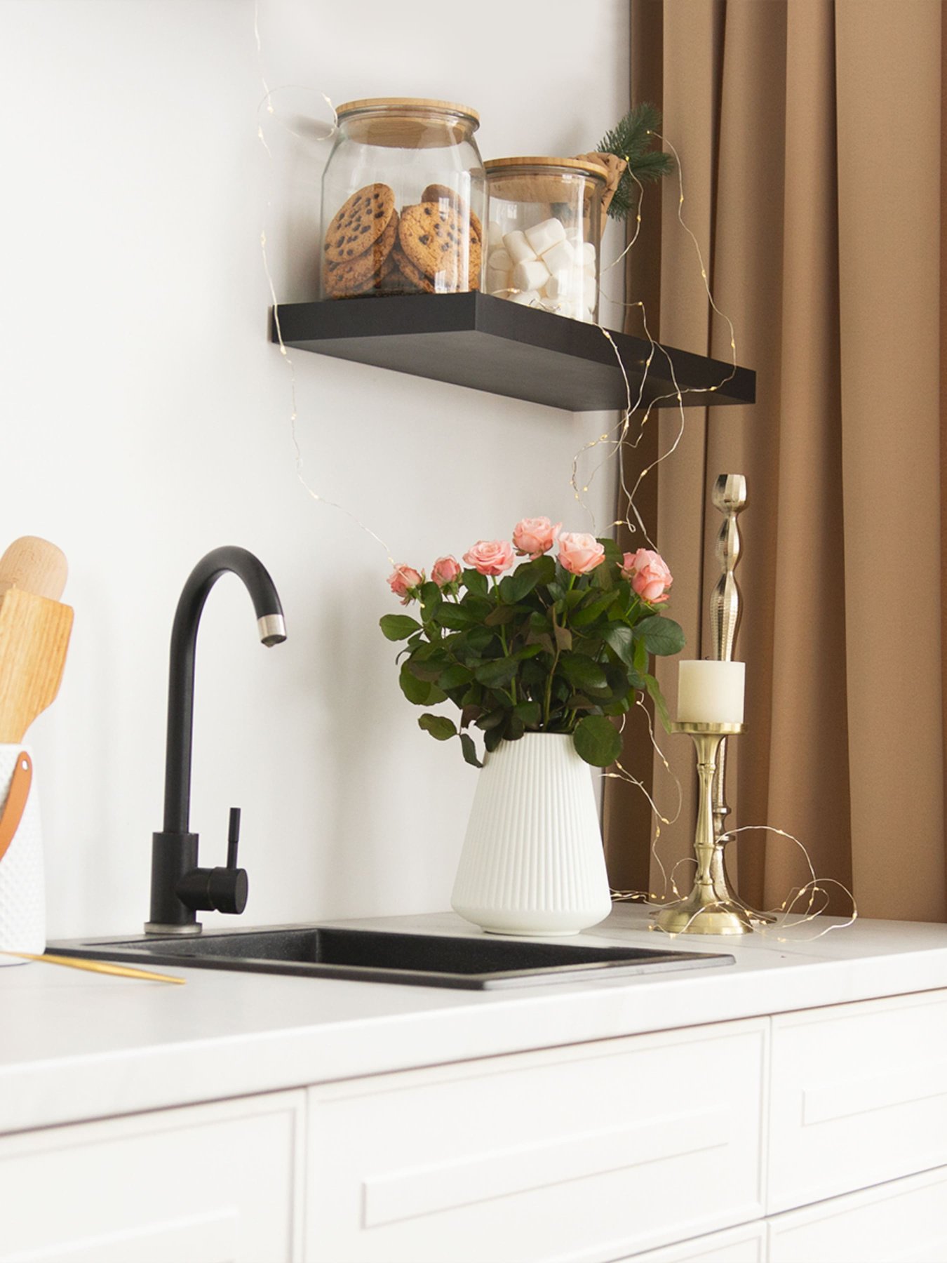 Ваза для квітів пластикова біла MBM HOME модель DH-FLOWERS-04 WHITE Ваза для квітів пластикова біла MBM HOME модель DH-FLOWERS-04 WHITE Фото