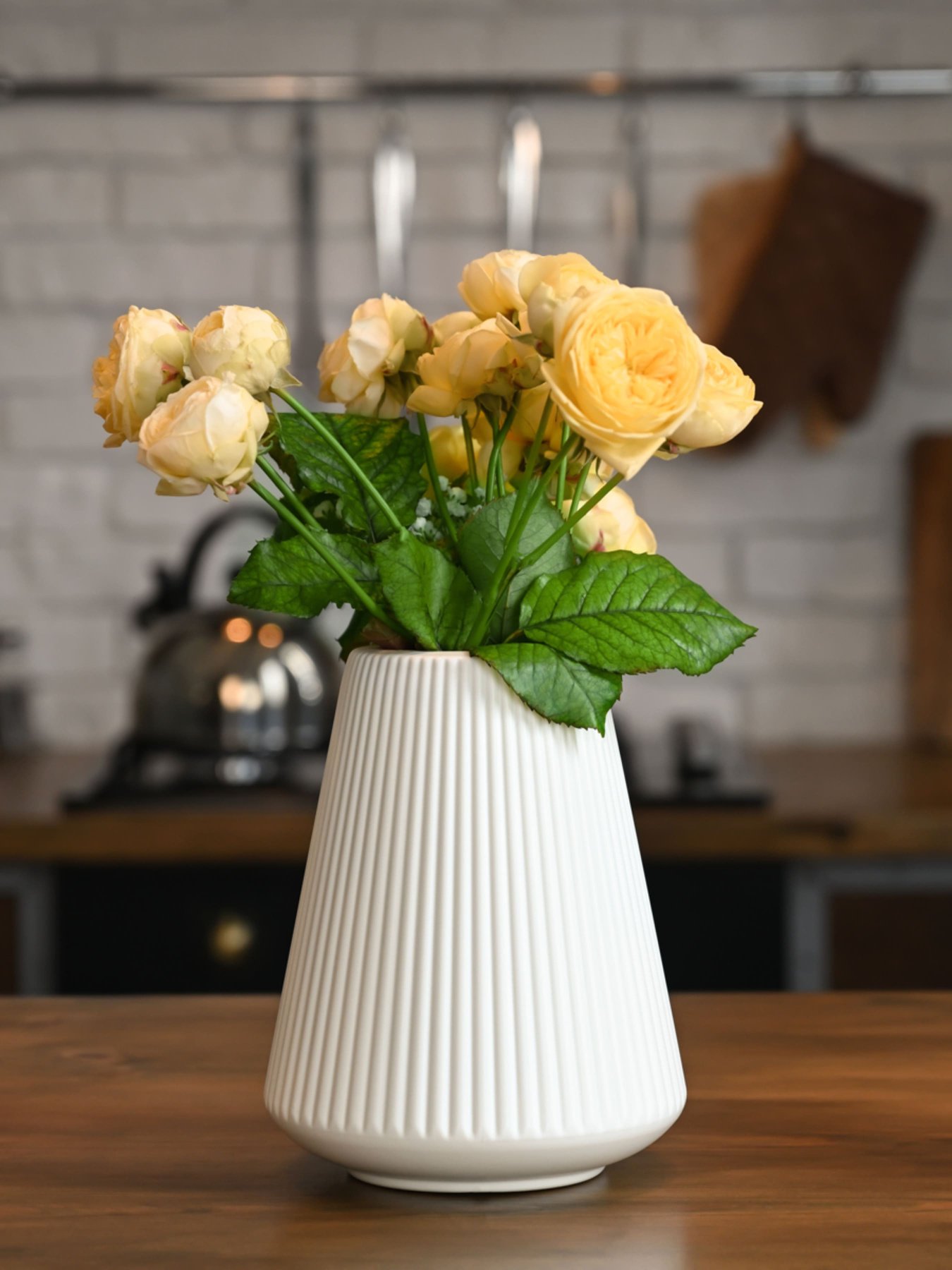Ваза для квітів пластикова біла MBM HOME модель DH-FLOWERS-04 WHITE Ваза для квітів пластикова біла MBM HOME модель DH-FLOWERS-04 WHITE Фото