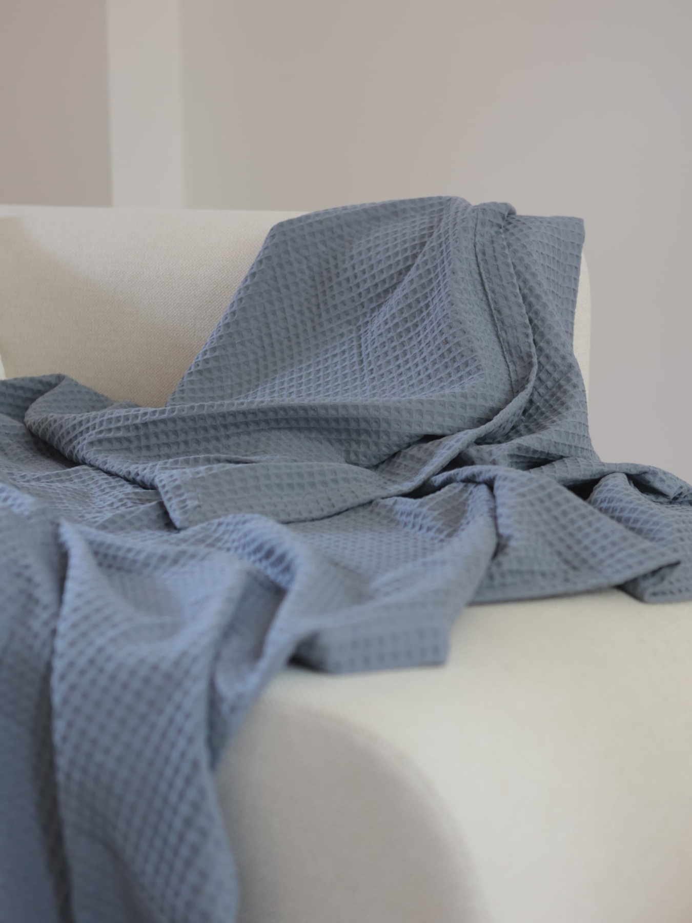 Хлопковое одеяло Точка цвет Светло сине-серый BedclozZzes модель 13904-1-1 Хлопковое одеяло Точка цвет Светло сине-серый BedclozZzes модель 13904-1-1 Фото