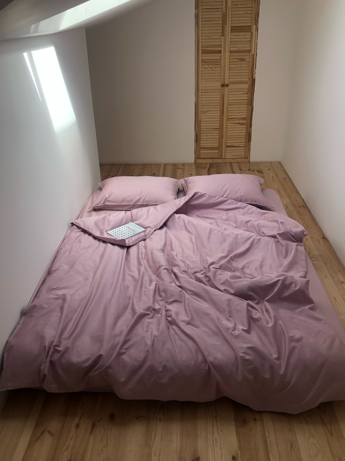 Наволочка рожева з вишитими білими зірками Cozy модель 8008377 Фото