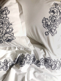 Наволочка біла з вишитими сірими півоніями Cozy модель 8008573 Фото