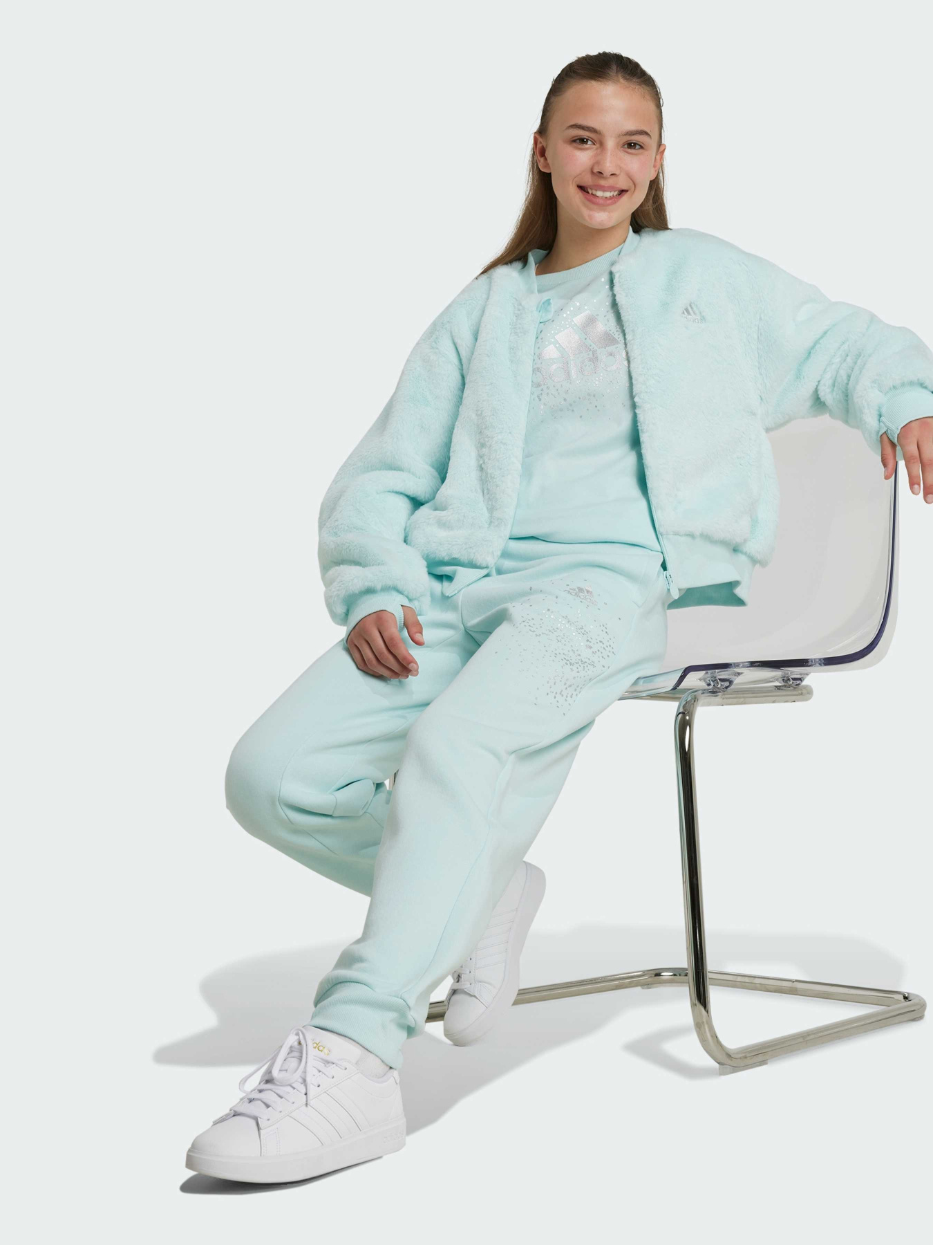Куртки та дублянки Adidas модель IV9420 Фото