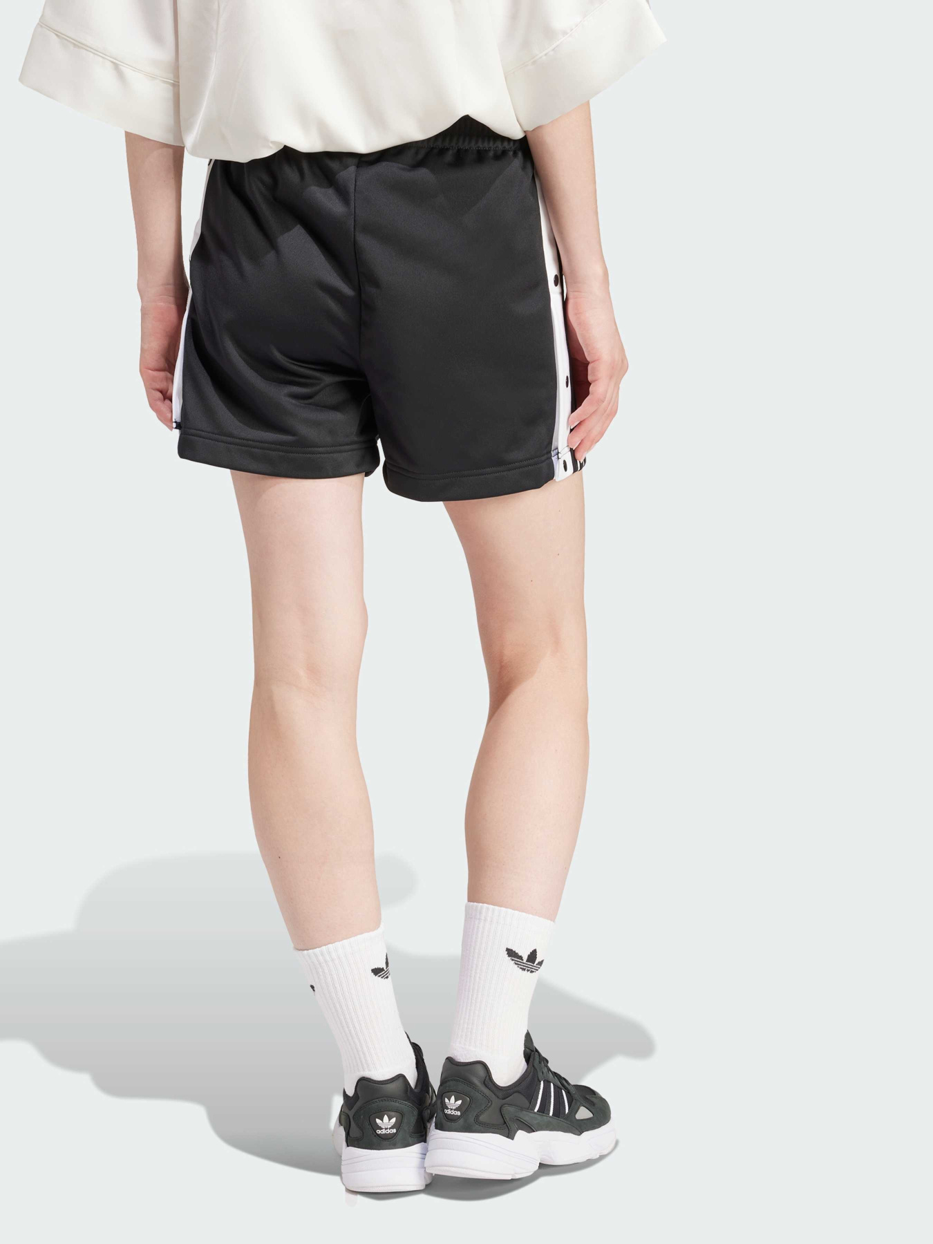 Шорти Adidas Adicolor модель IU2518 Шорти Adidas Adicolor модель IU2518 Фото