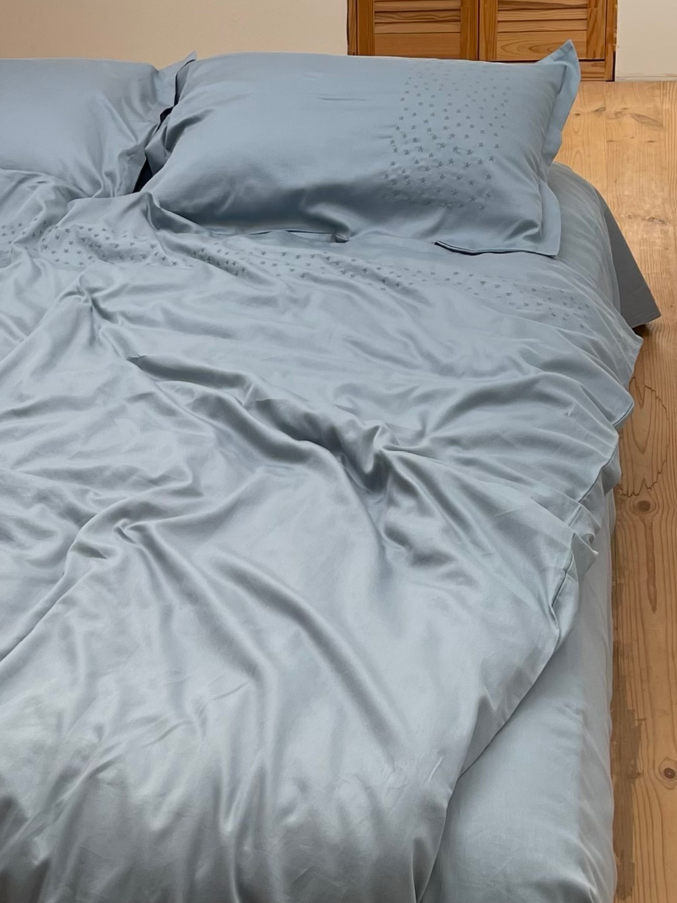 Підковдра сіро-блакитна з вишитими зірками Cozy модель 8009399 Підковдра сіро-блакитна з вишитими зірками Cozy модель 8009399 Фото