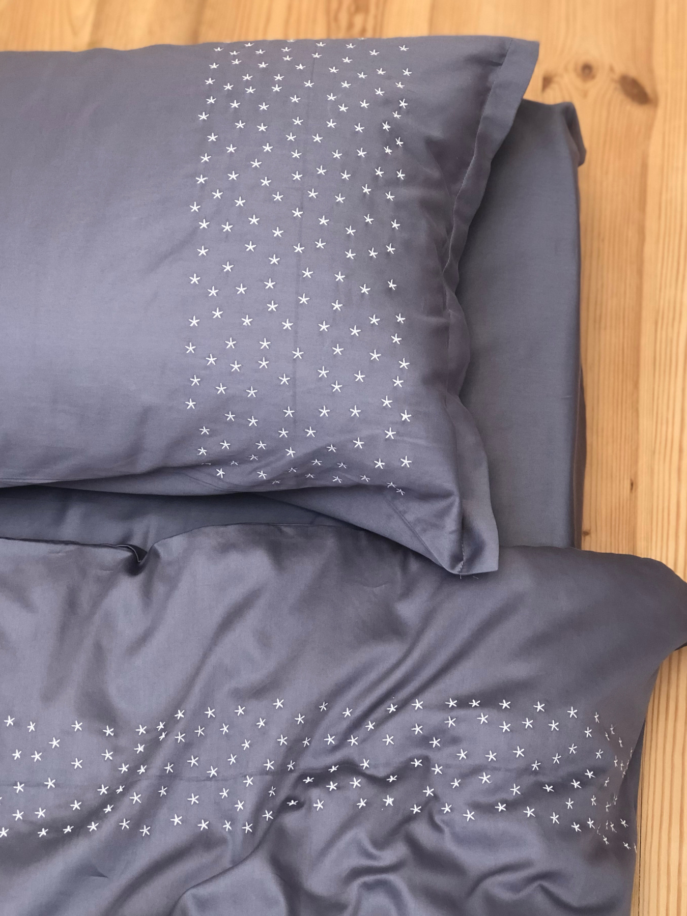 Підковдра темно-сіра з вишитими білими зірками Cozy модель 8009416 Підковдра темно-сіра з вишитими білими зірками Cozy модель 8009416 Фото