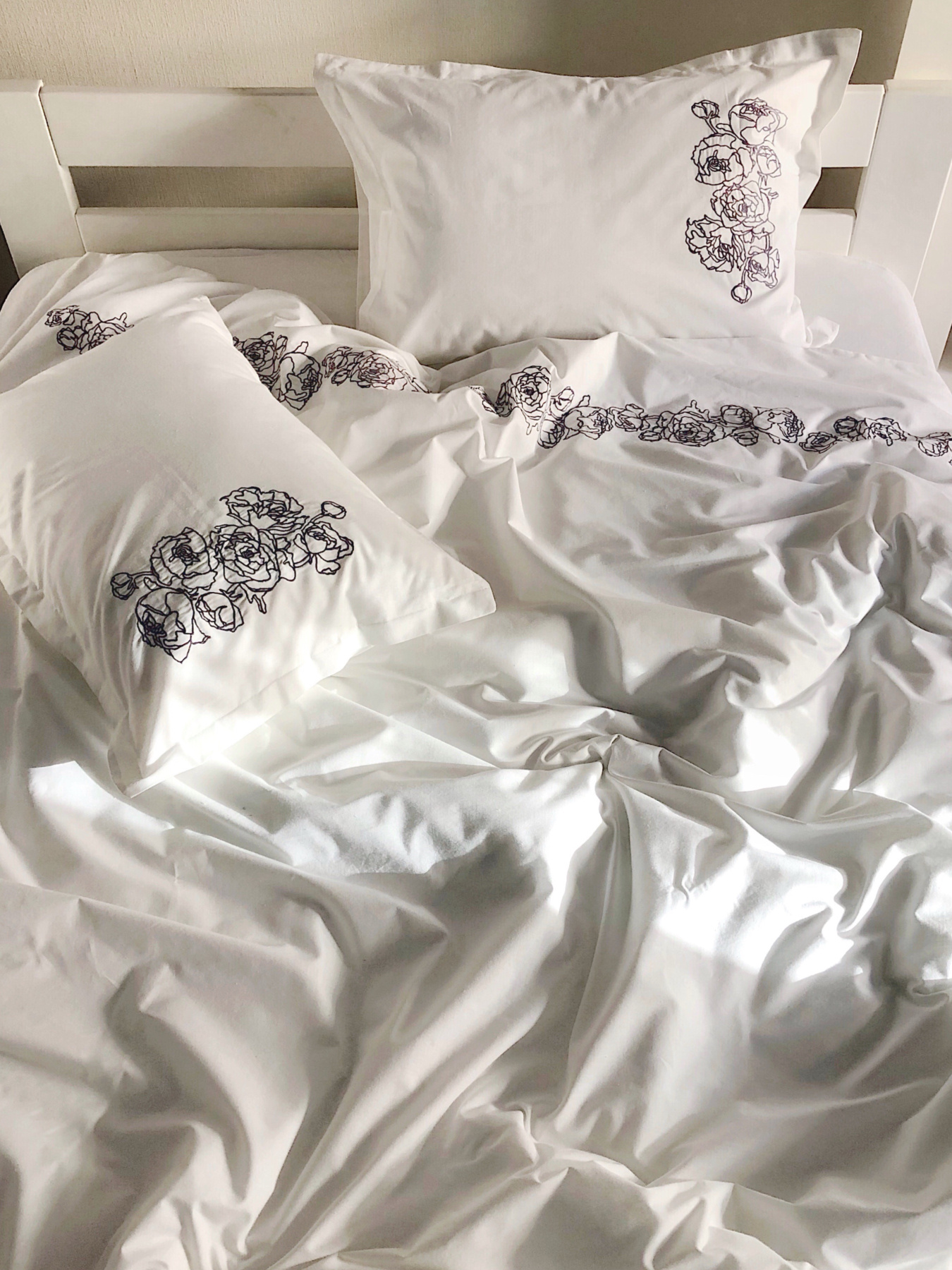 Підковдра біла з вишитими сірими півоніями Cozy модель 8009485 Підковдра біла з вишитими сірими півоніями Cozy модель 8009485 Фото