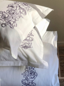 Підковдра біла з вишитими сірими півоніями Cozy модель 8009485 Фото