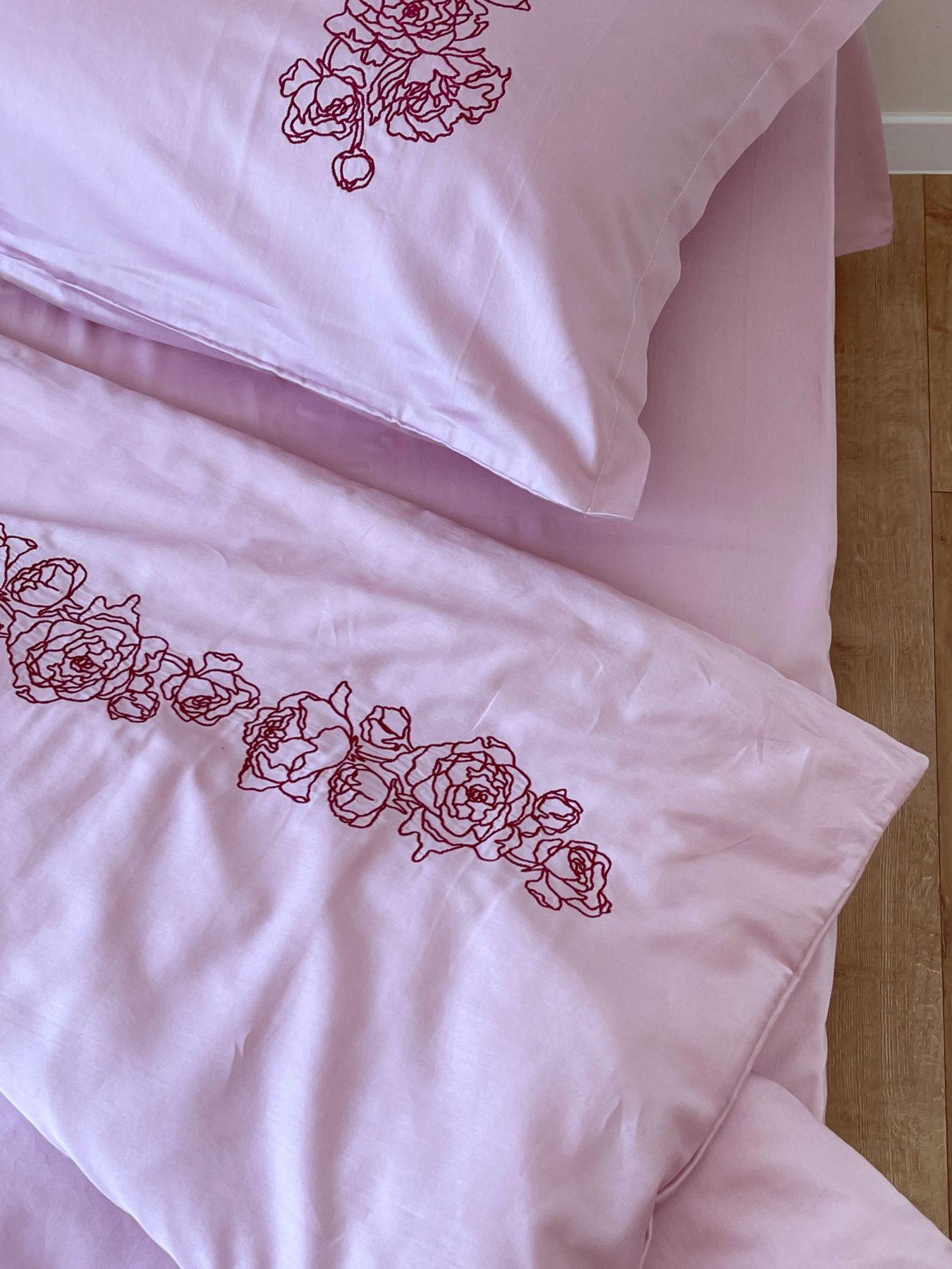 Підковдра рожева з вишитими бордовими півоніями Cozy модель 10082643 Підковдра рожева з вишитими бордовими півоніями Cozy модель 10082643 Фото
