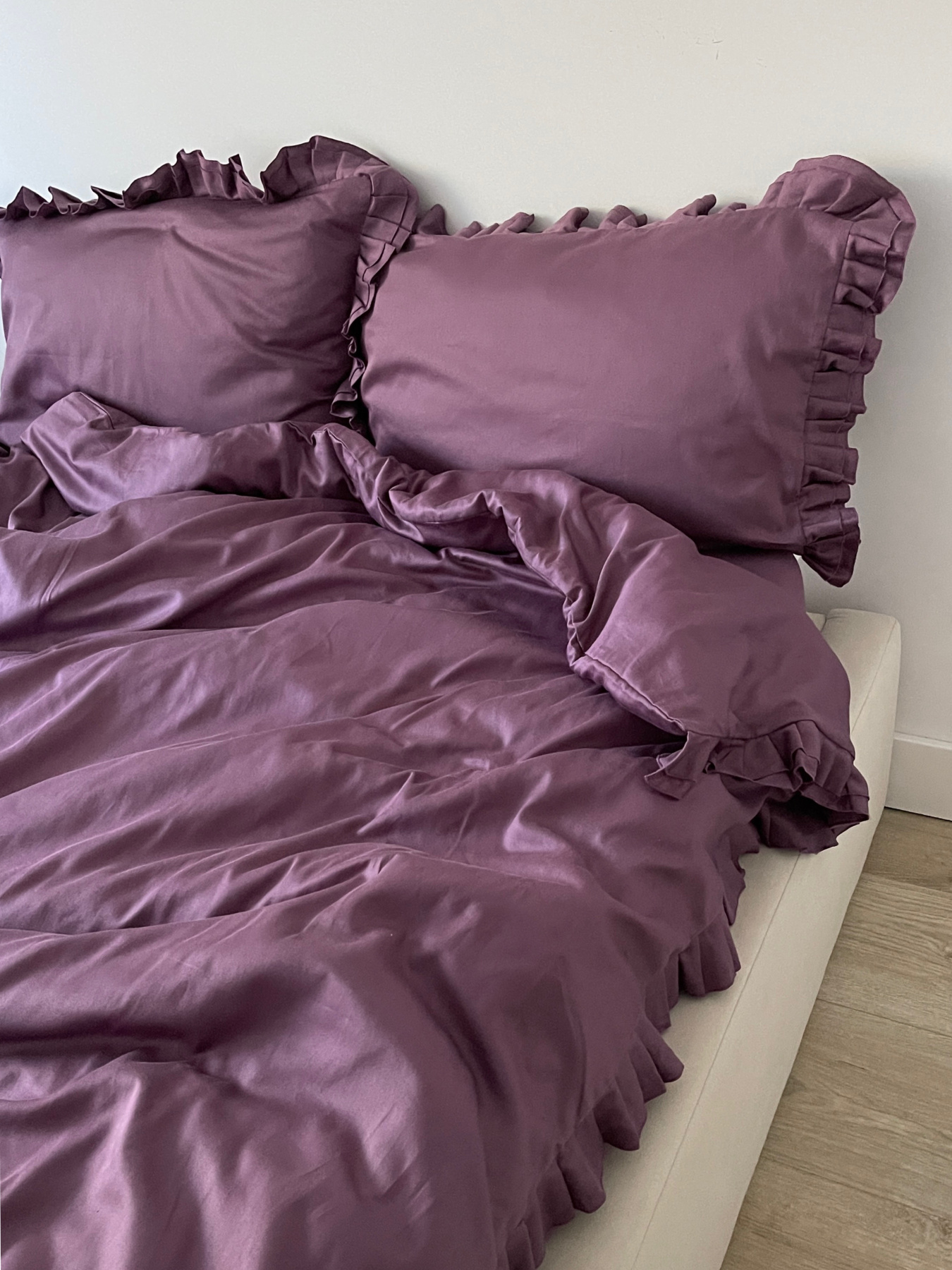 Комплект постільної білизни з рюшами слива Cozy модель 11140720 Фото
