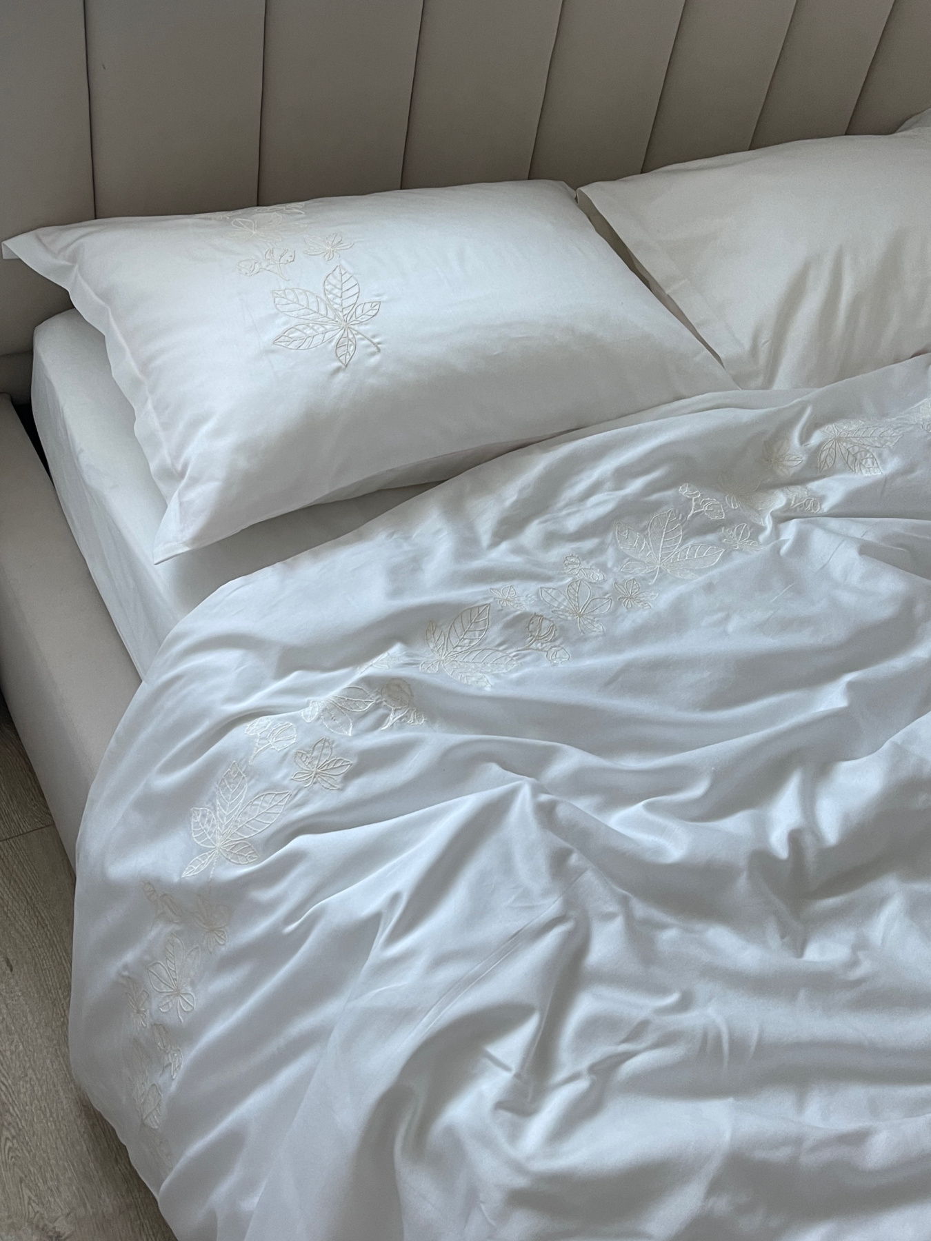 Наволочка молочна з вишитими каштанами Cozy модель 11165894 Фото