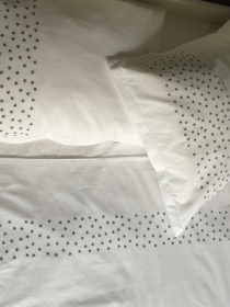 Підковдра біла з вишитими сірими зірками Cozy модель 10135338 Фото