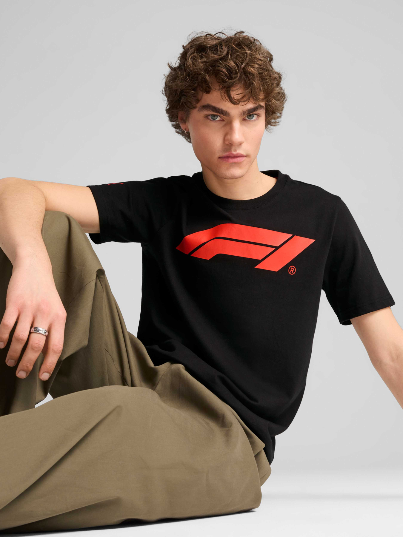 Футболки і поло PUMA F1 Ess Logo Tee 180g модель 633264 Фото