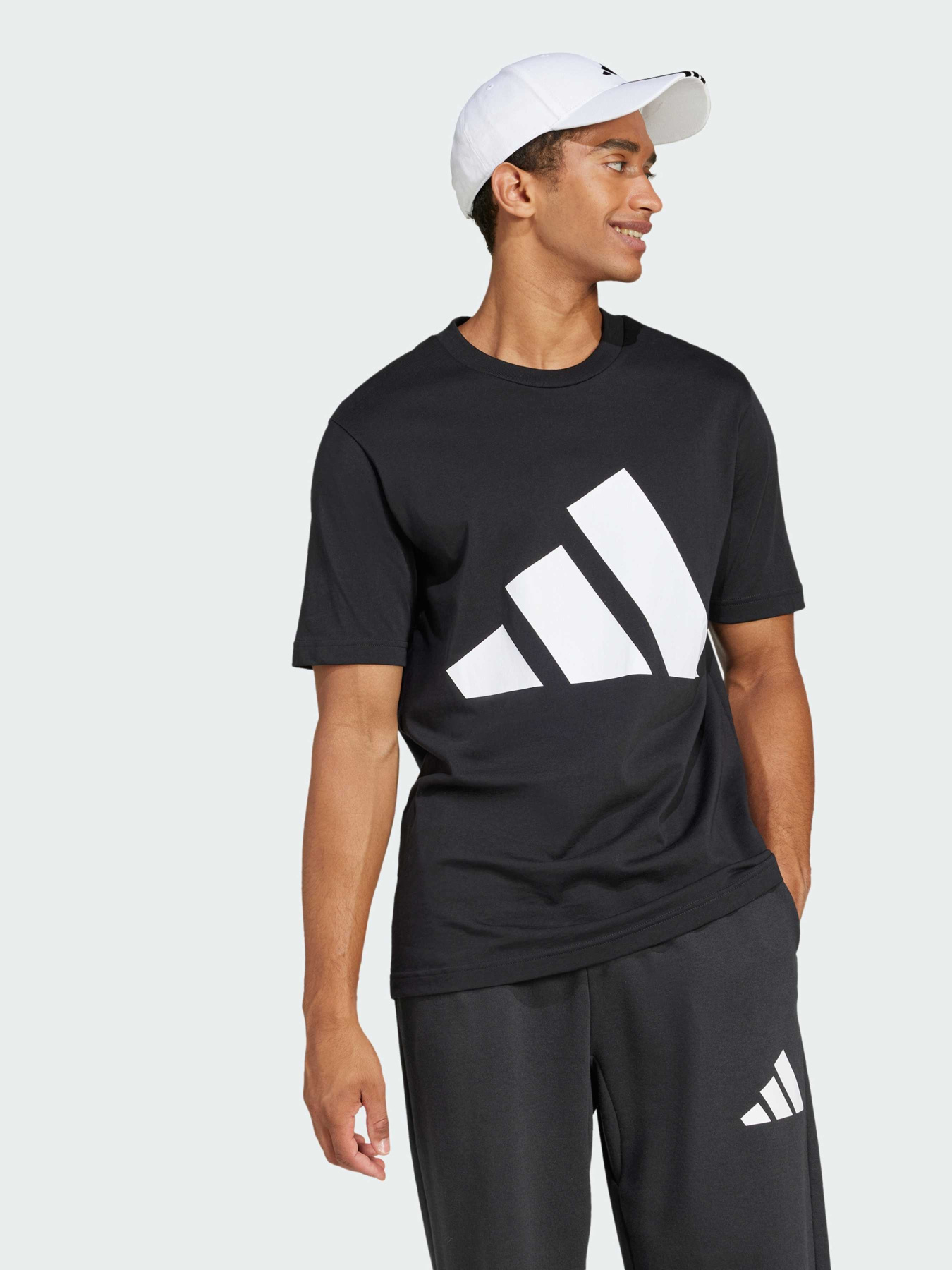 Футболки і поло Adidas модель JE8945 Футболки і поло Adidas модель JE8945 Фото