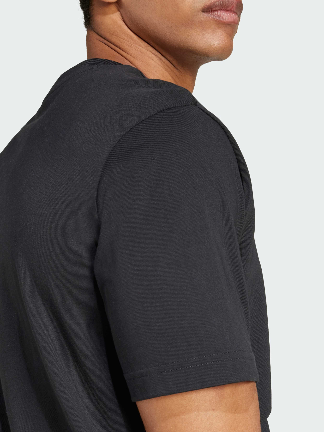 Футболки і поло Adidas модель JE8945 Футболки і поло Adidas модель JE8945 Фото